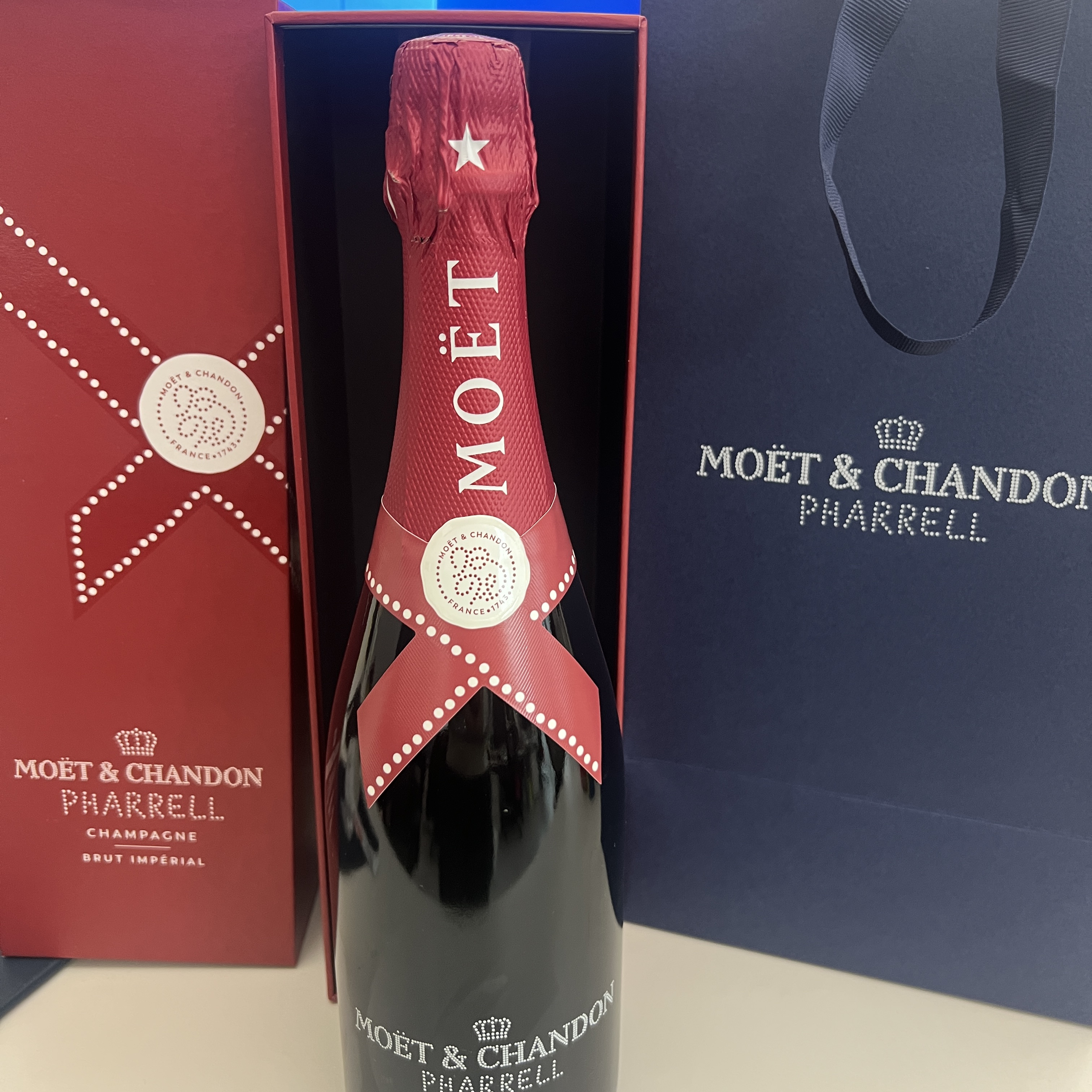 Moet & Chandon Imperial Pharrell Williams Edition 750ml (Blue/Red/Gold) 착용 스타일