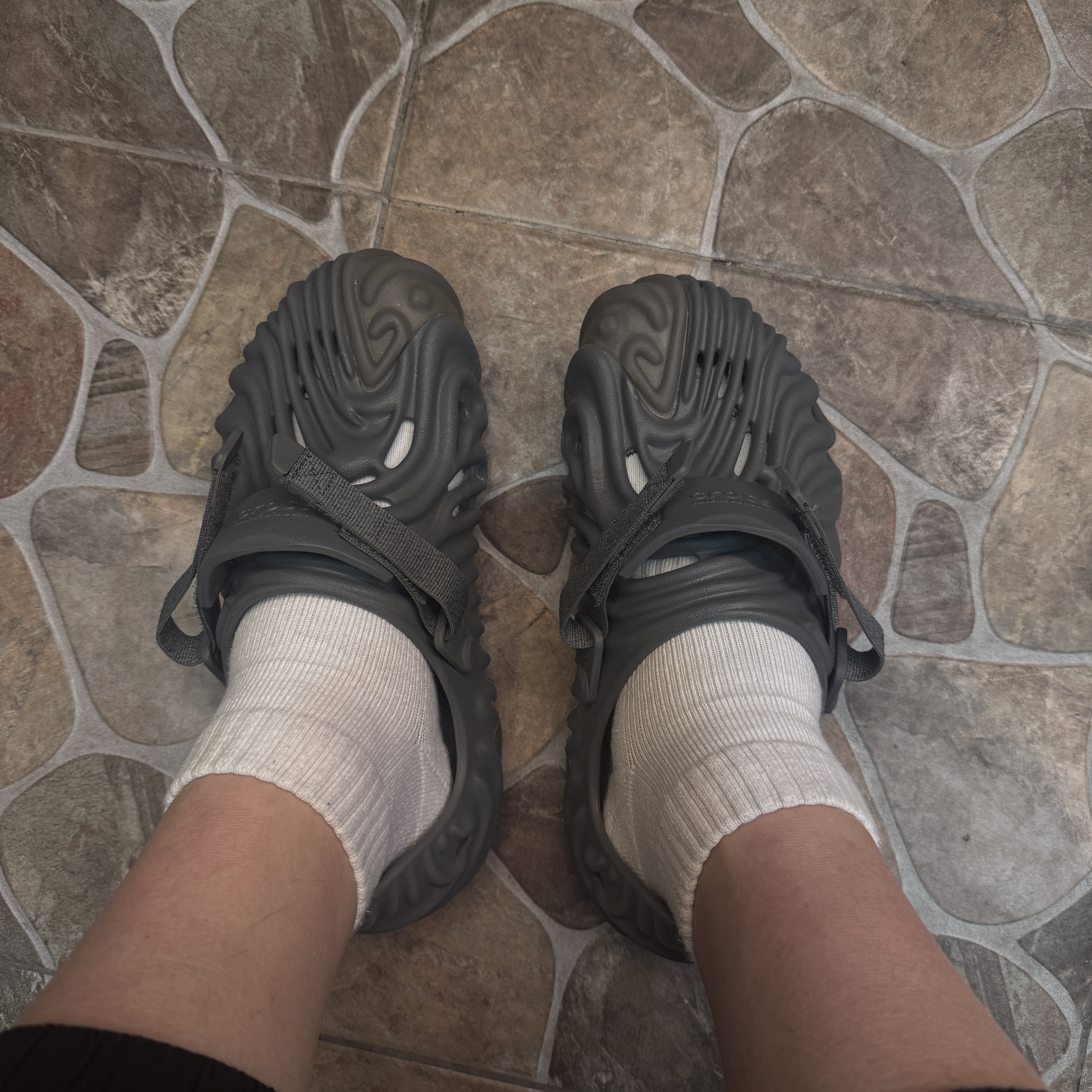 Crocs x Salehe Bembury Pollex Clog Niagara 착용 스타일