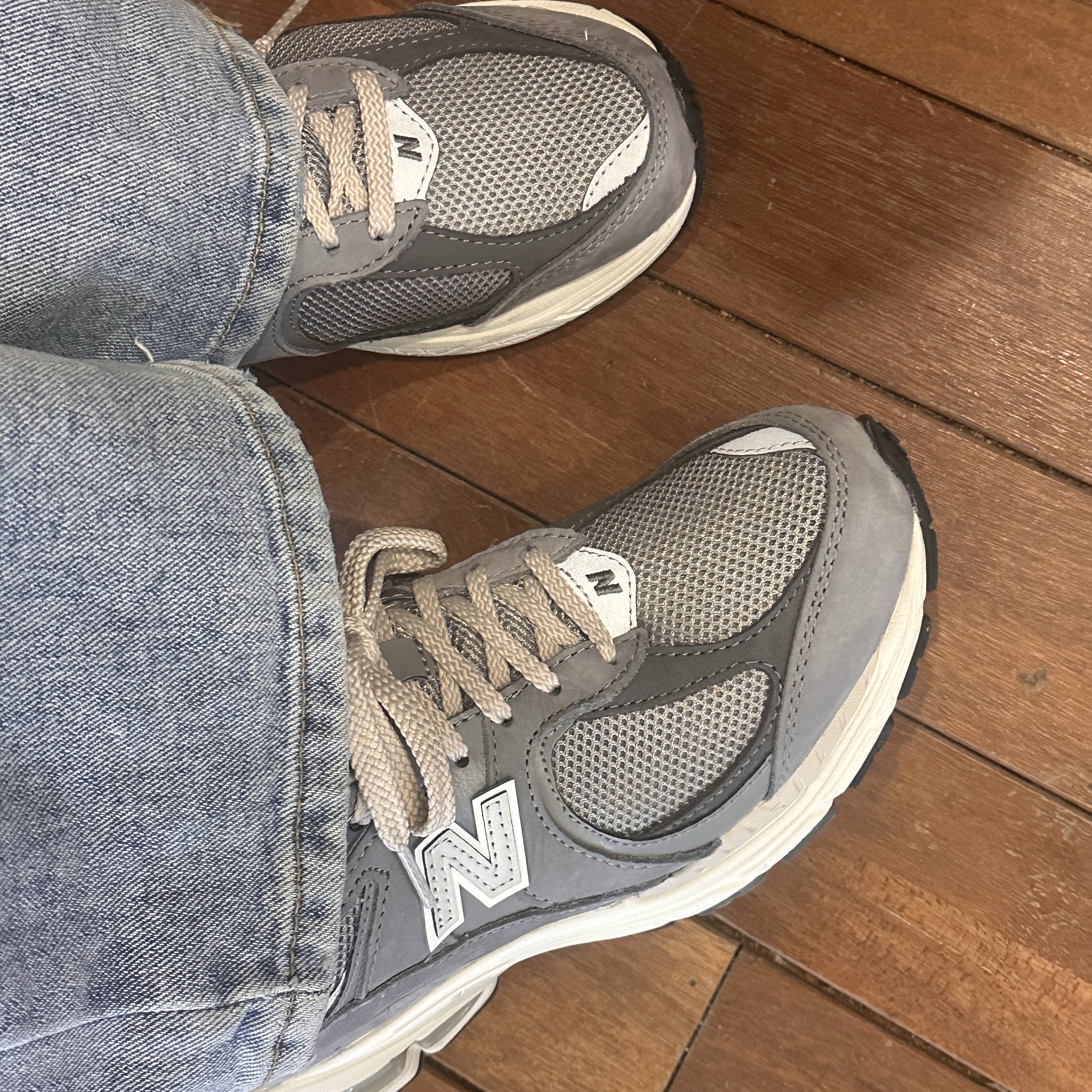 New Balance 2002R Premium Vintage Grey 착용 스타일 - 1