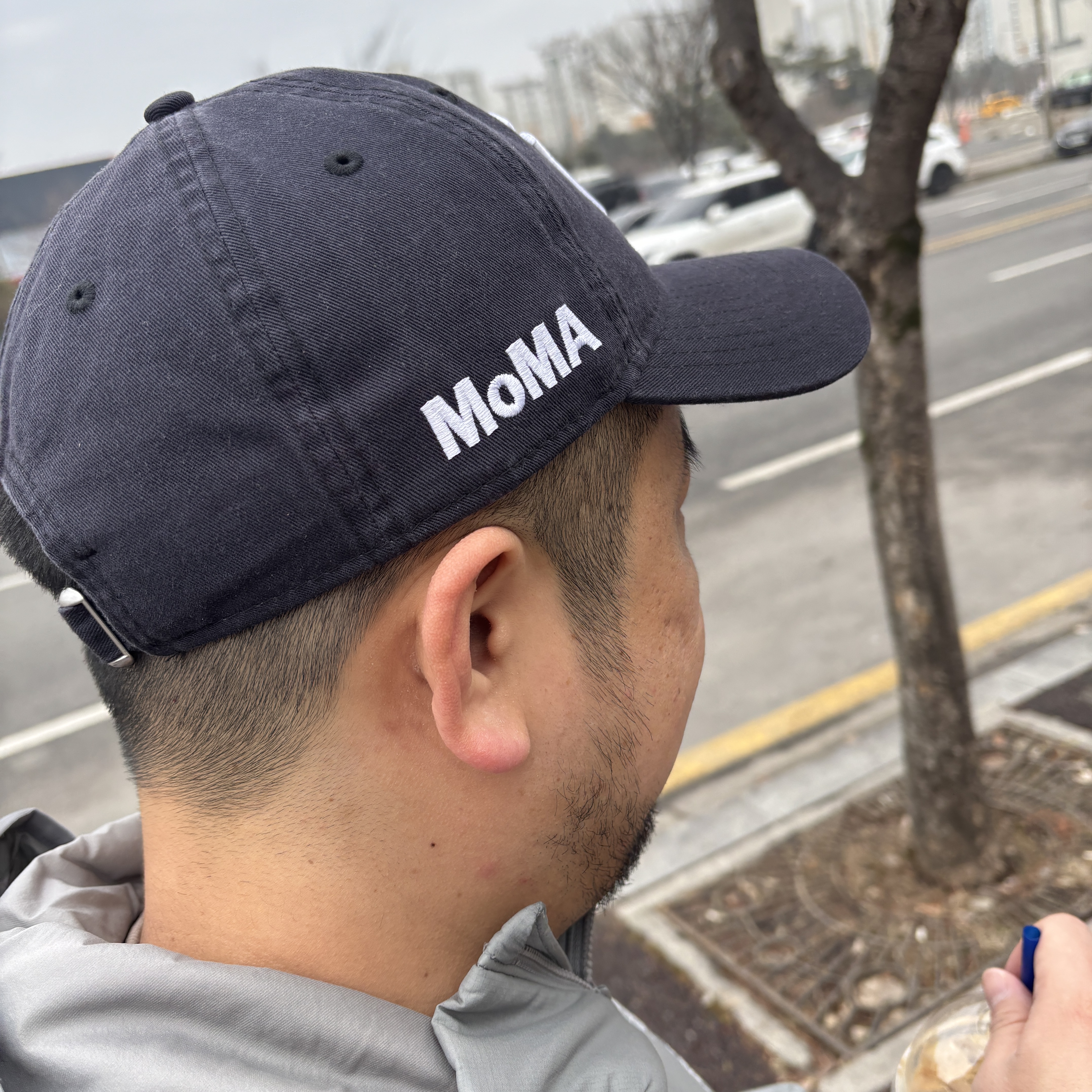 New Era x MoMA New York Yankees Cap Navy 착용 스타일
