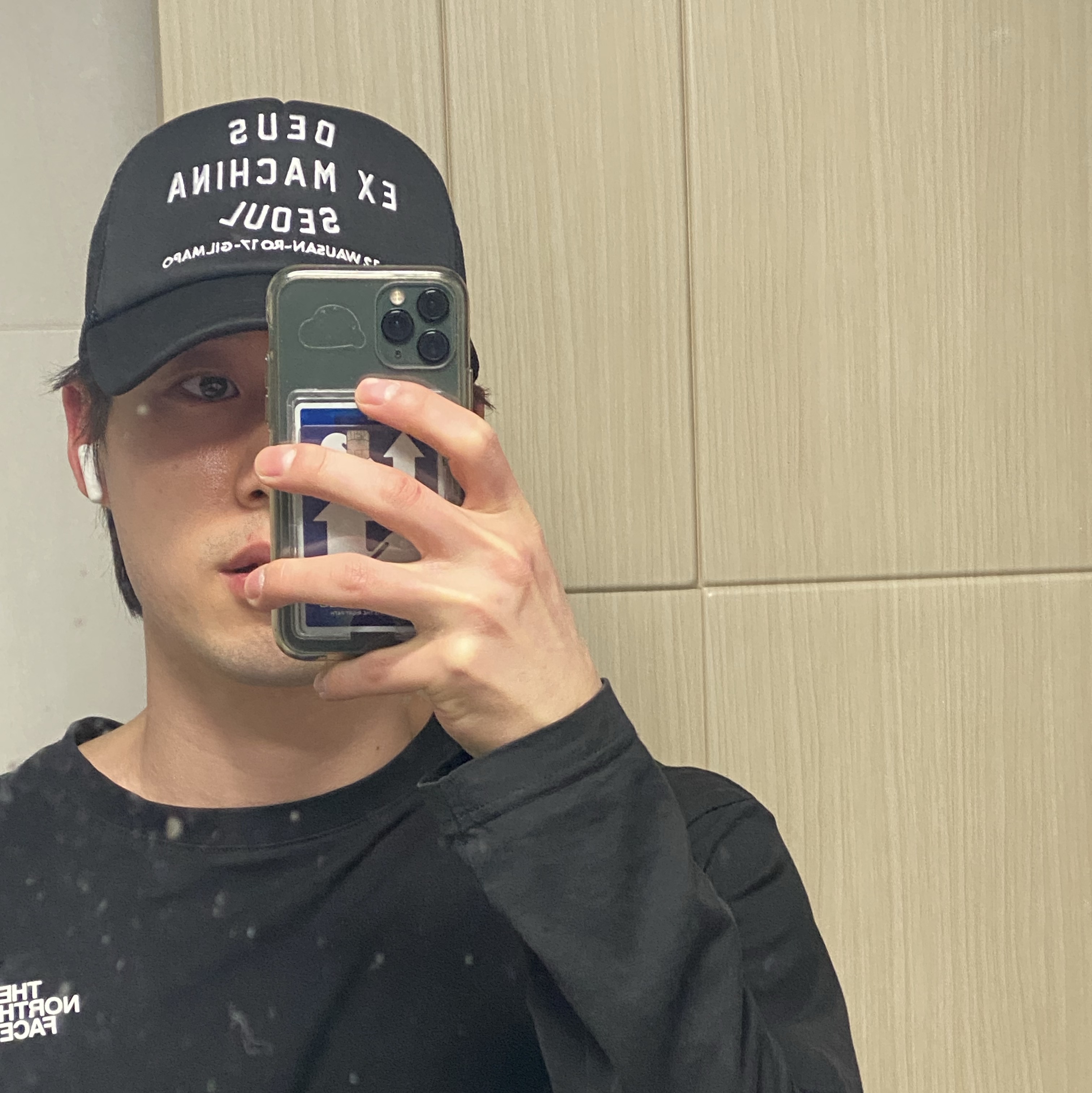데우스 엑스 마키나 서울 어드레스 트러커 캡 블랙 착용 스타일