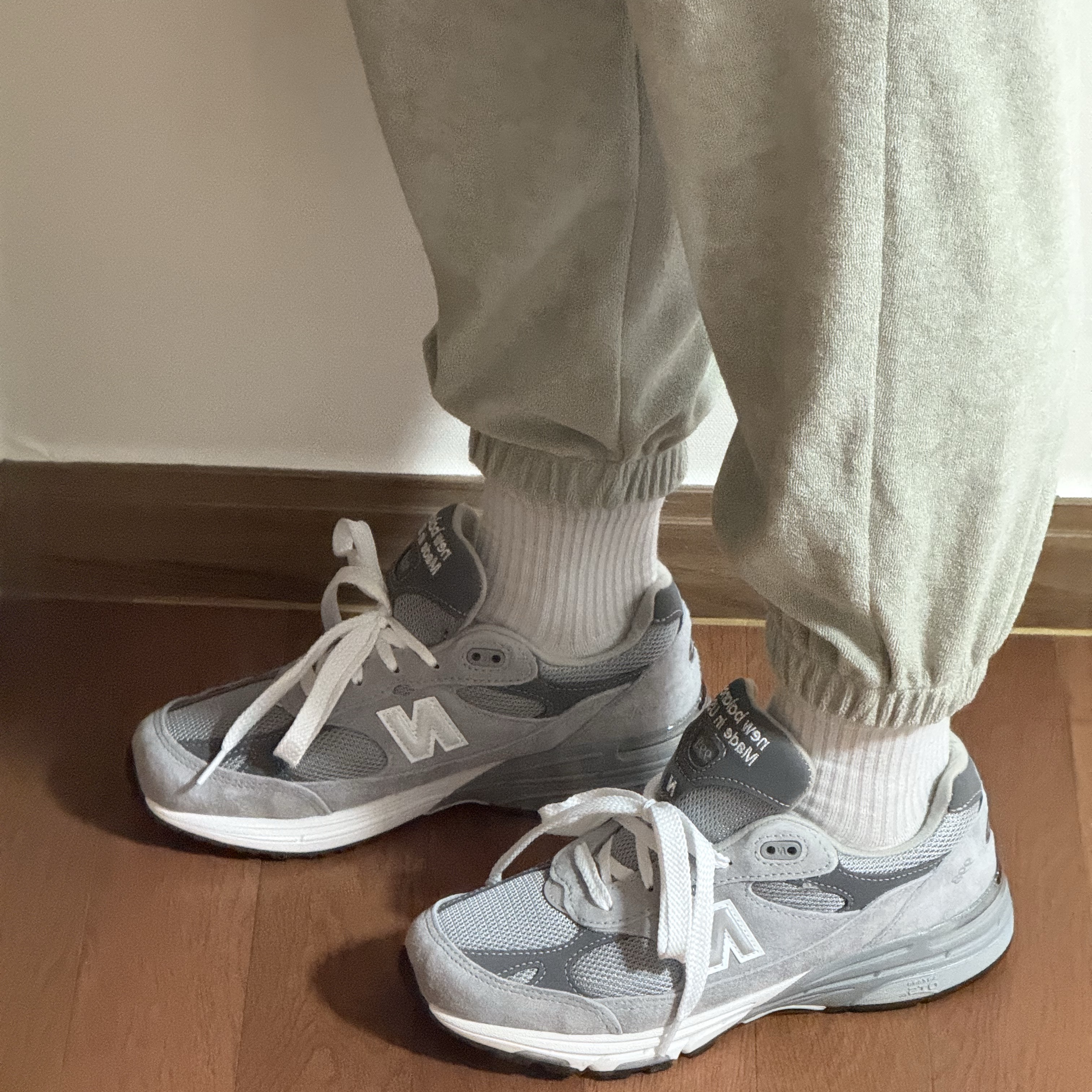 (W) New Balance 993 Made in USA Grey - B Standard 착용 스타일 - 2