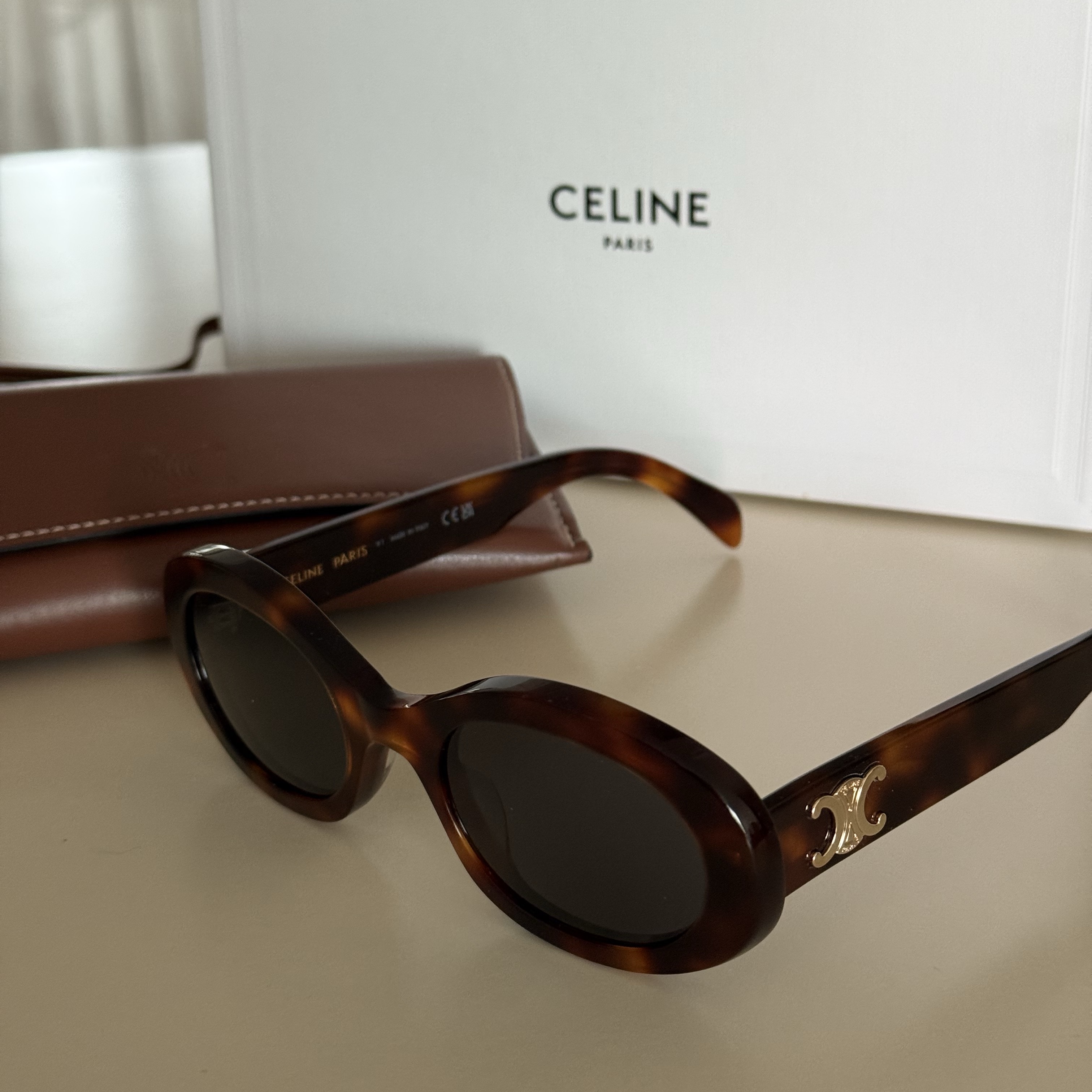 (W) Celine Triomphe 01 Sunglasses in Acetate Blonde Havana 착용 스타일