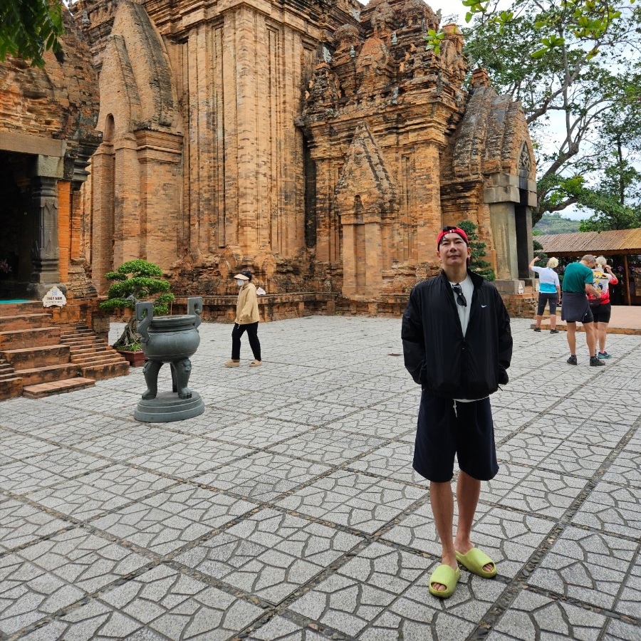 Adidas Yeezy Slide Glow Green 2022/2023, Asics Gel-Kayano 14 Cream Black 착용 스타일 - 1