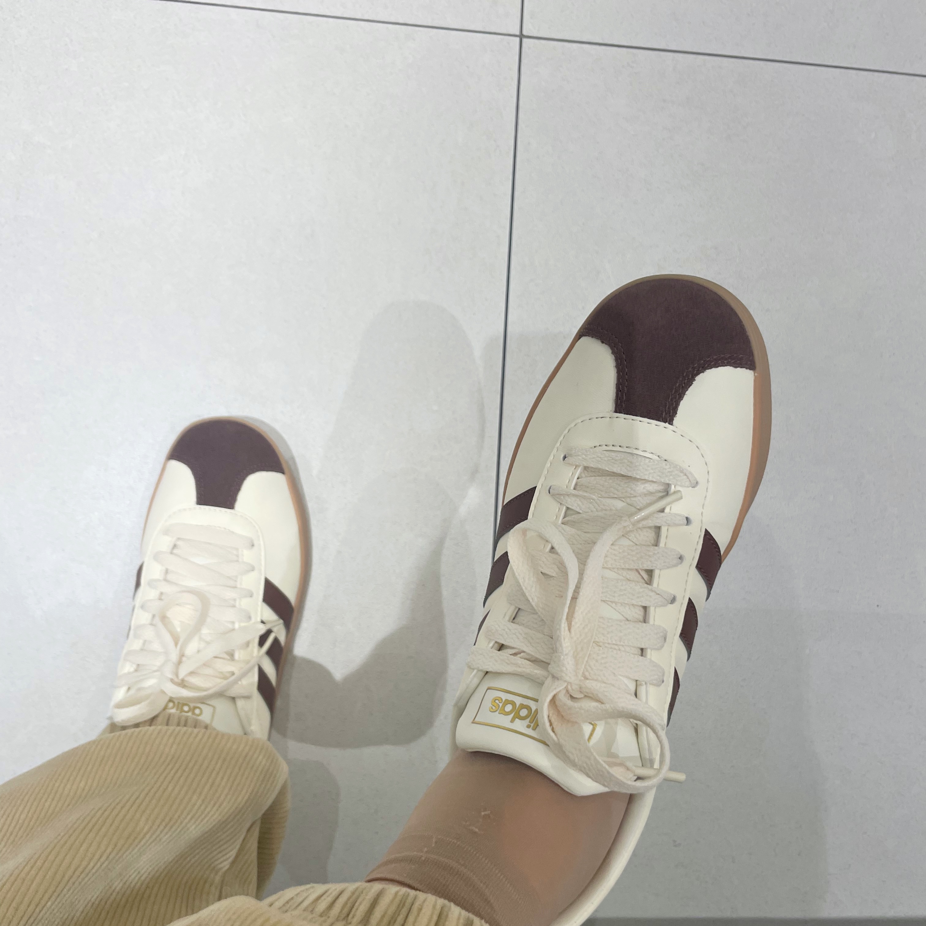 Adidas VL Court 2.0 Cream Brown 착용 스타일