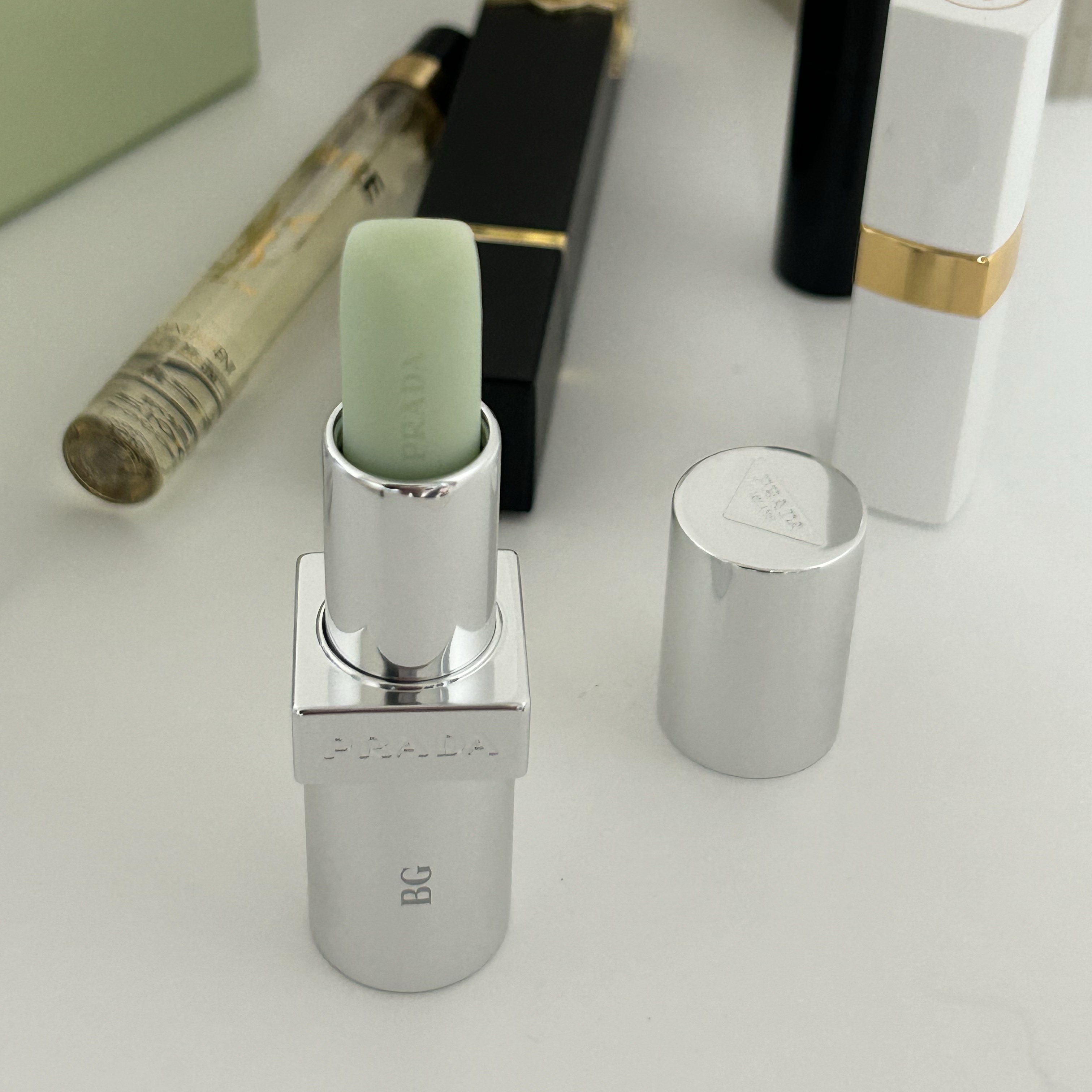 Prada Lip Balm U000 Universal 착용 스타일 - 1