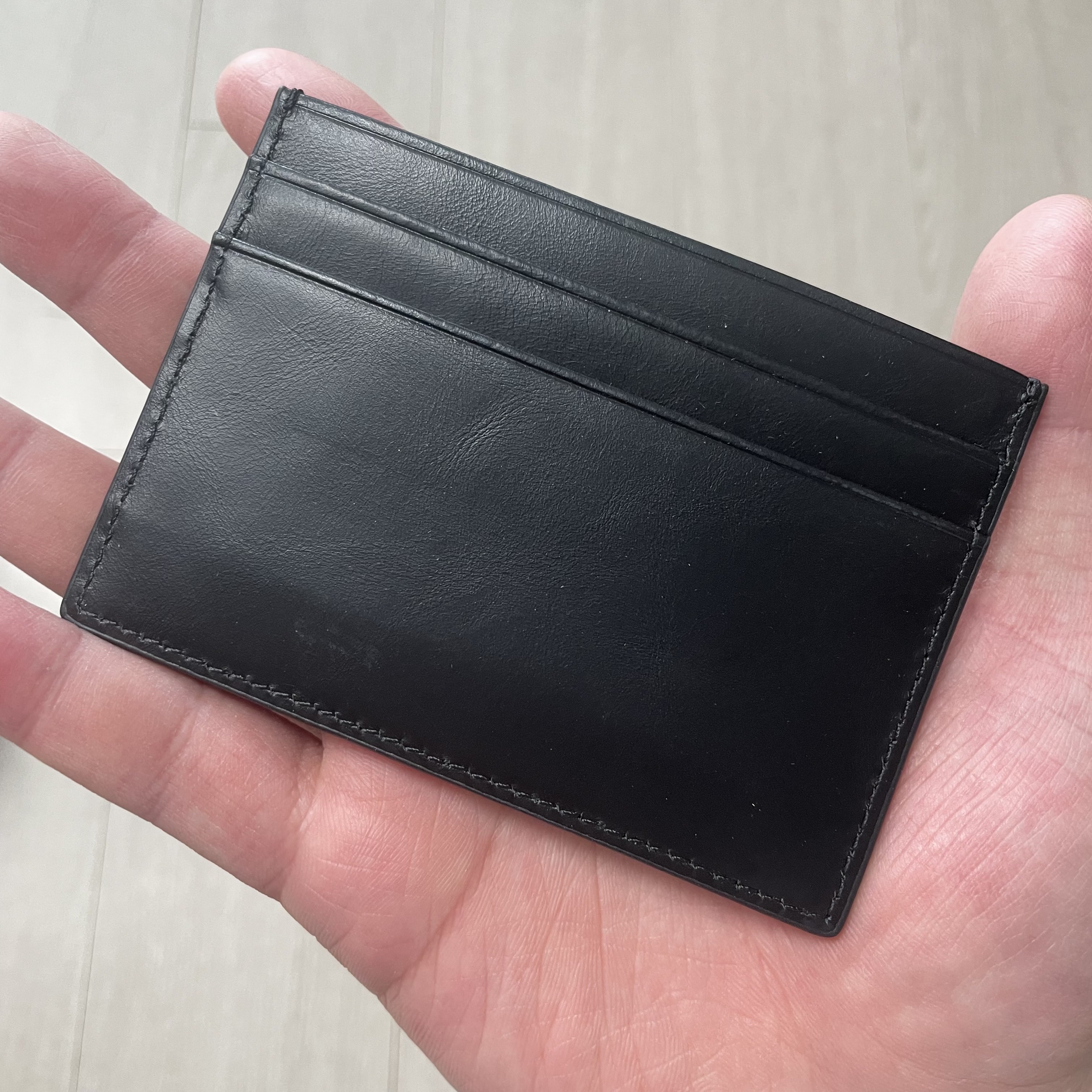 Matin Kim Vintage Card Wallet Black 착용 스타일 - 5