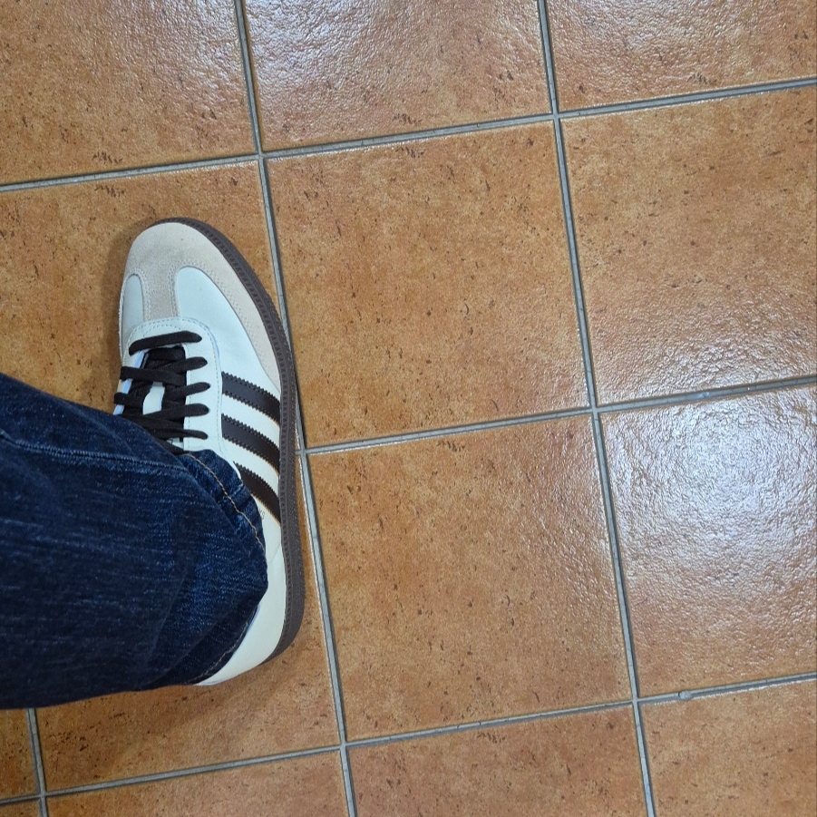 Adidas Samba OG Cream White Dark Brown 착용 스타일