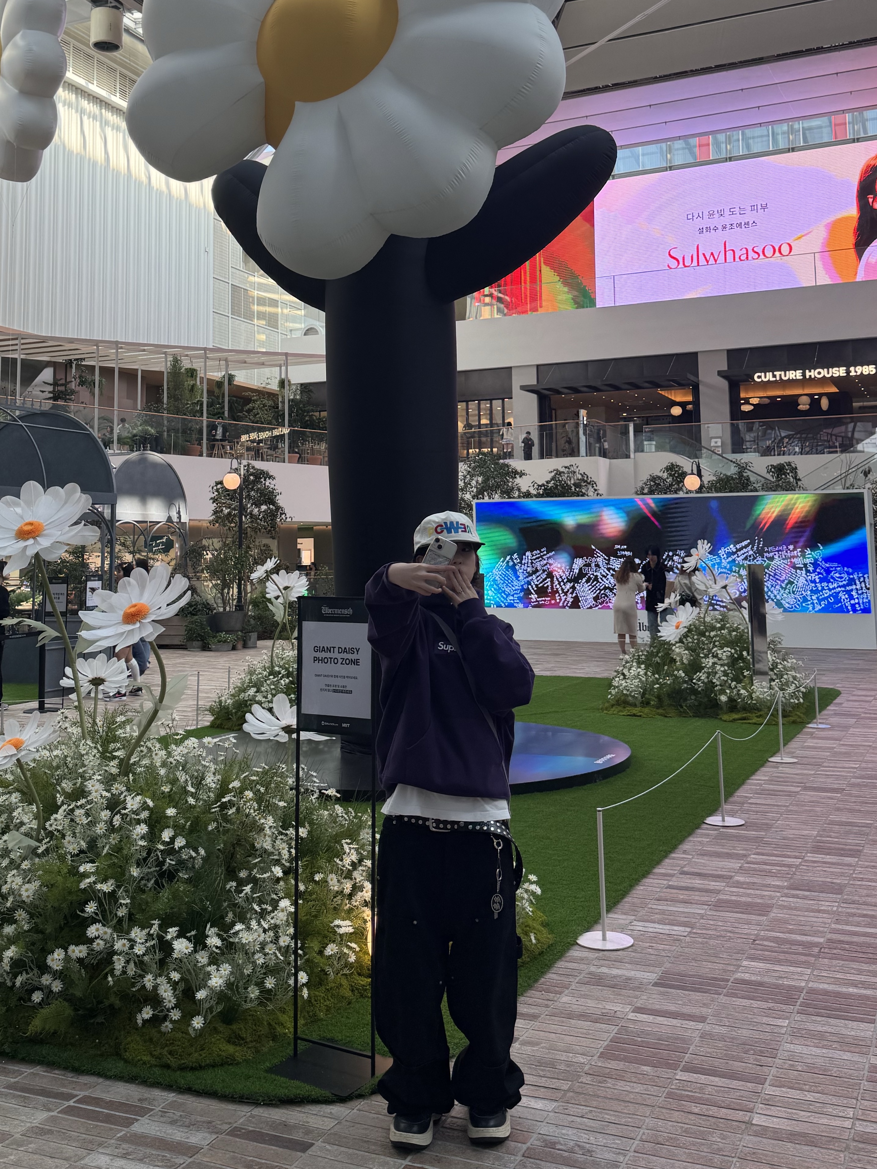 G-DRAGON Power Ball Cap White, Supreme Box Logo Hooded Sweatshirt Dark Purple - 23FW 착용 스타일 - 2