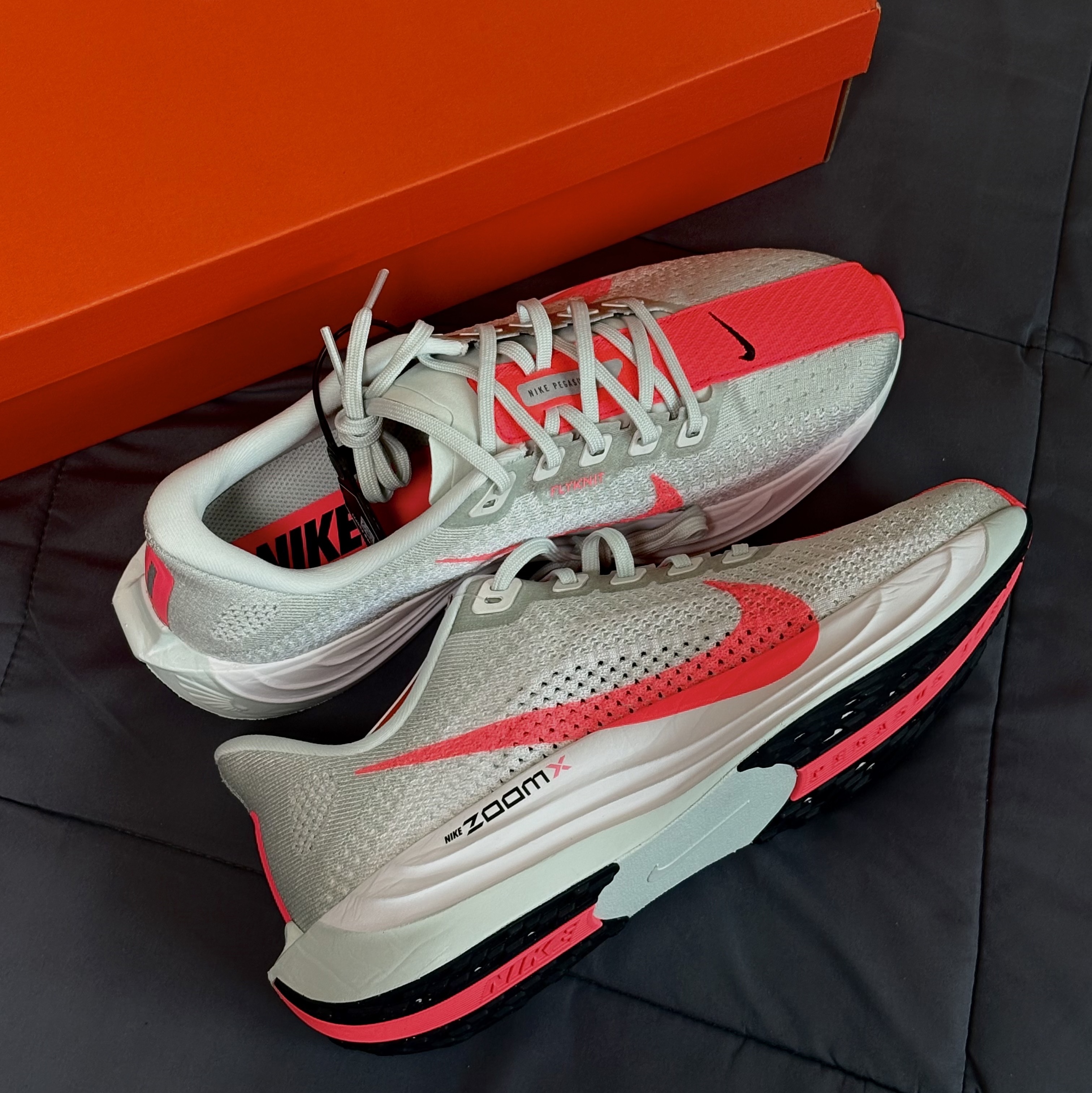 Nike Pegasus Plus Barely Grey Hot Punch 착용 스타일