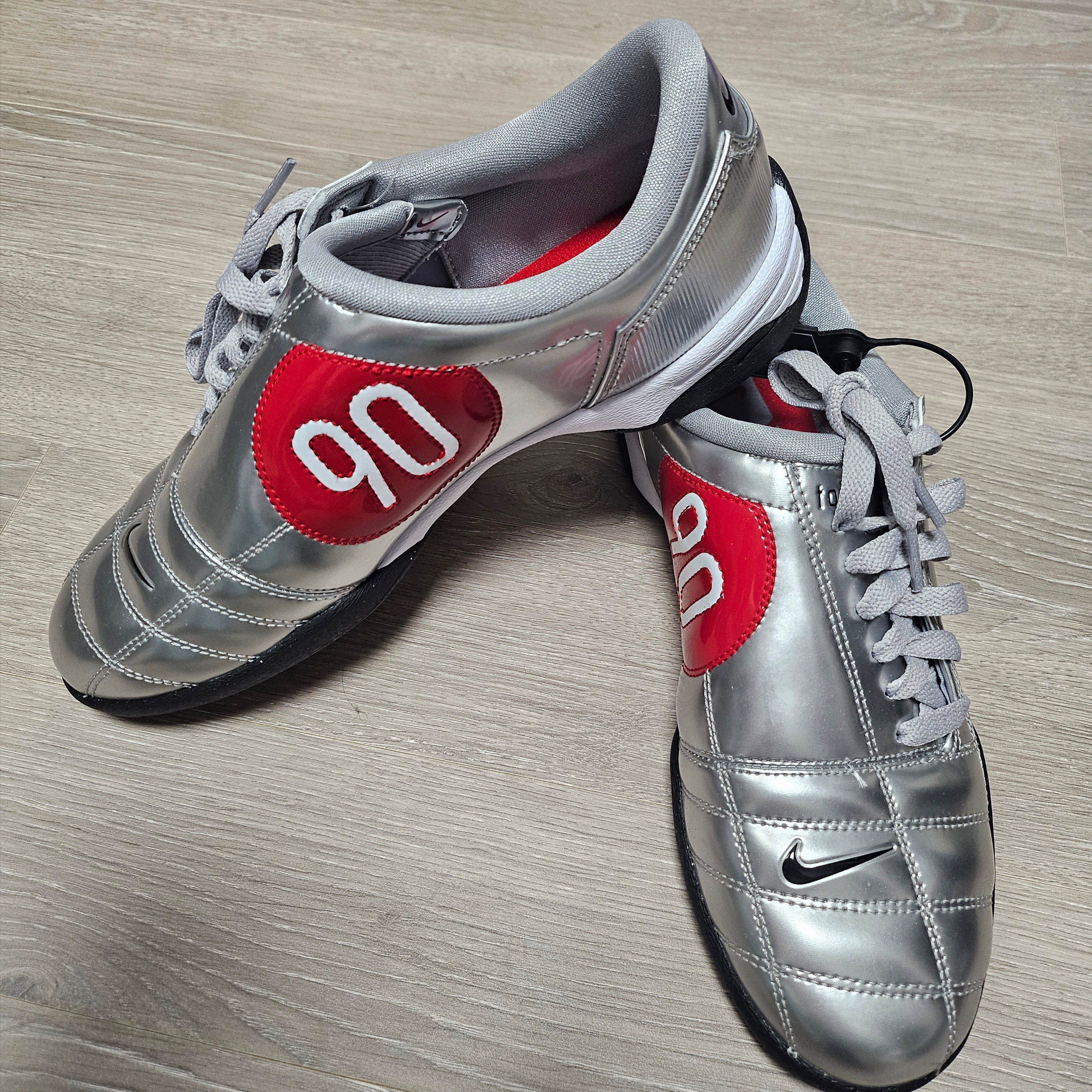 Nike Total 90 III SP Metallic Silver and Black 착용 스타일 - 1