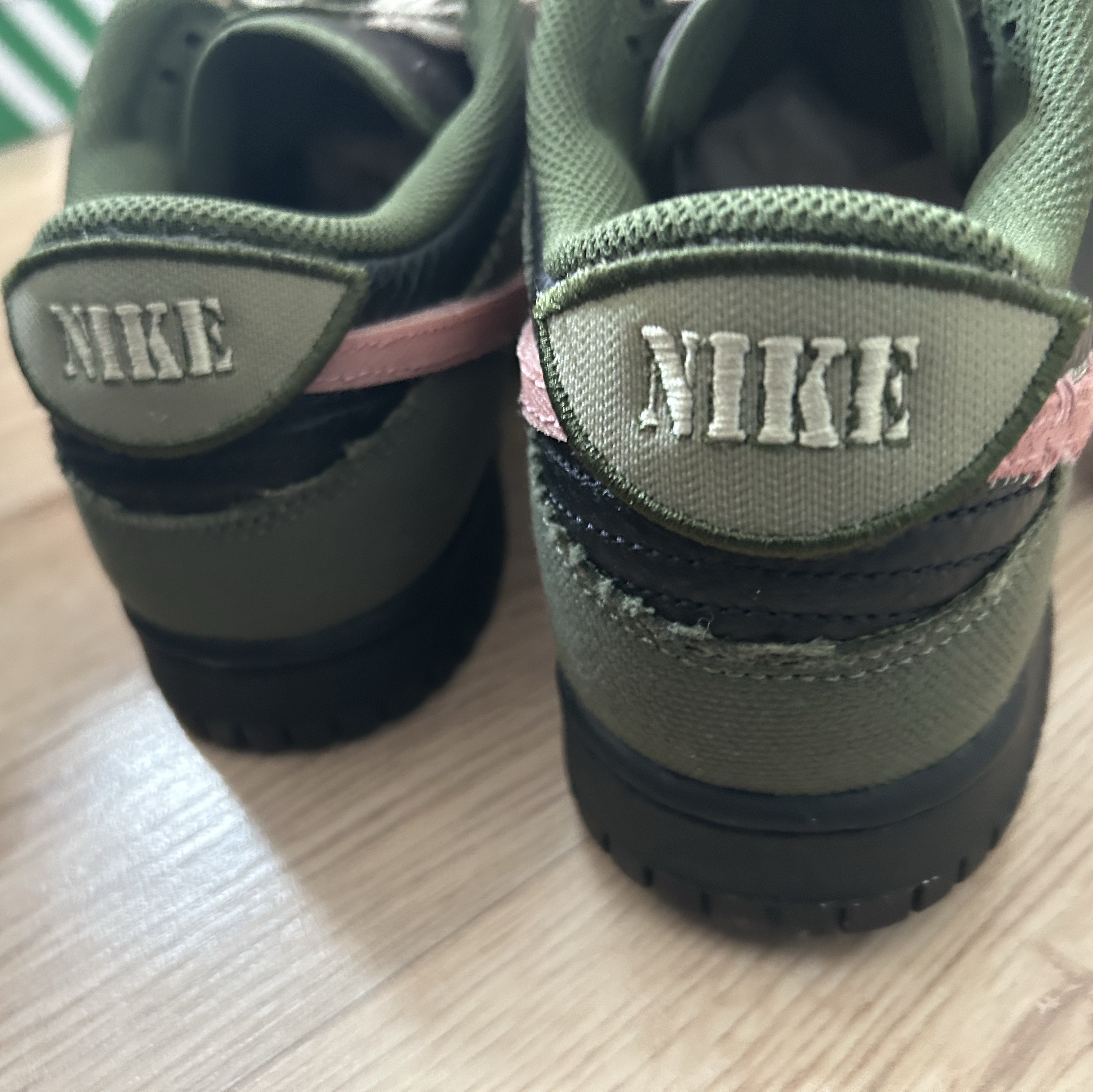Nike Dunk Low Retro LTD Army Olive Black 착용 스타일