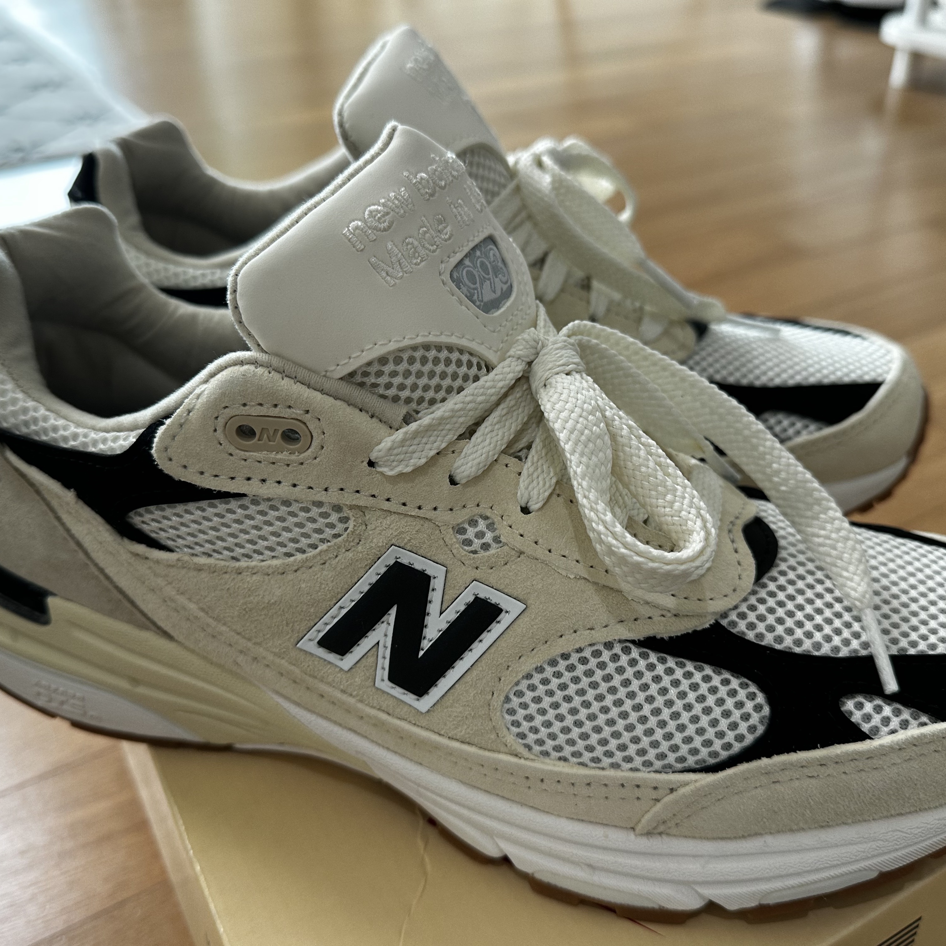 New Balance 993 Made in USA Sea Salt Black 착용 스타일 - 3
