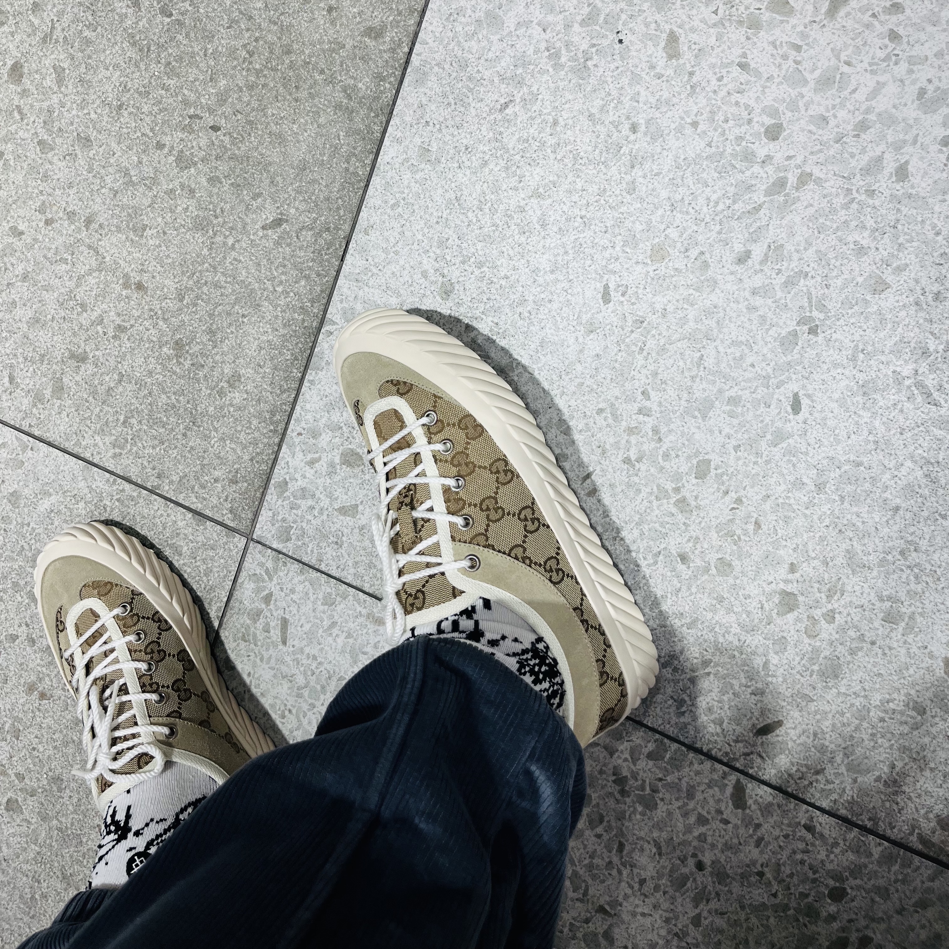 Gucci GG Sneaker Beige Ebony GG Canvas 착용 스타일 - 3