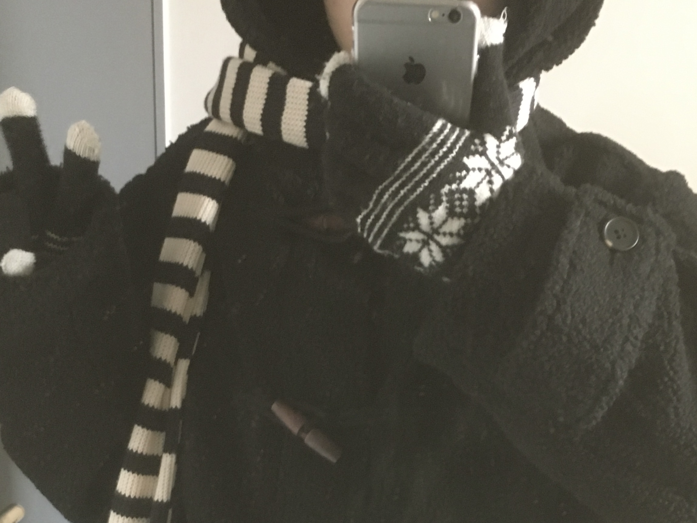 Karactor Striped Knit Muffler Black Ivory 착용 스타일 - 1