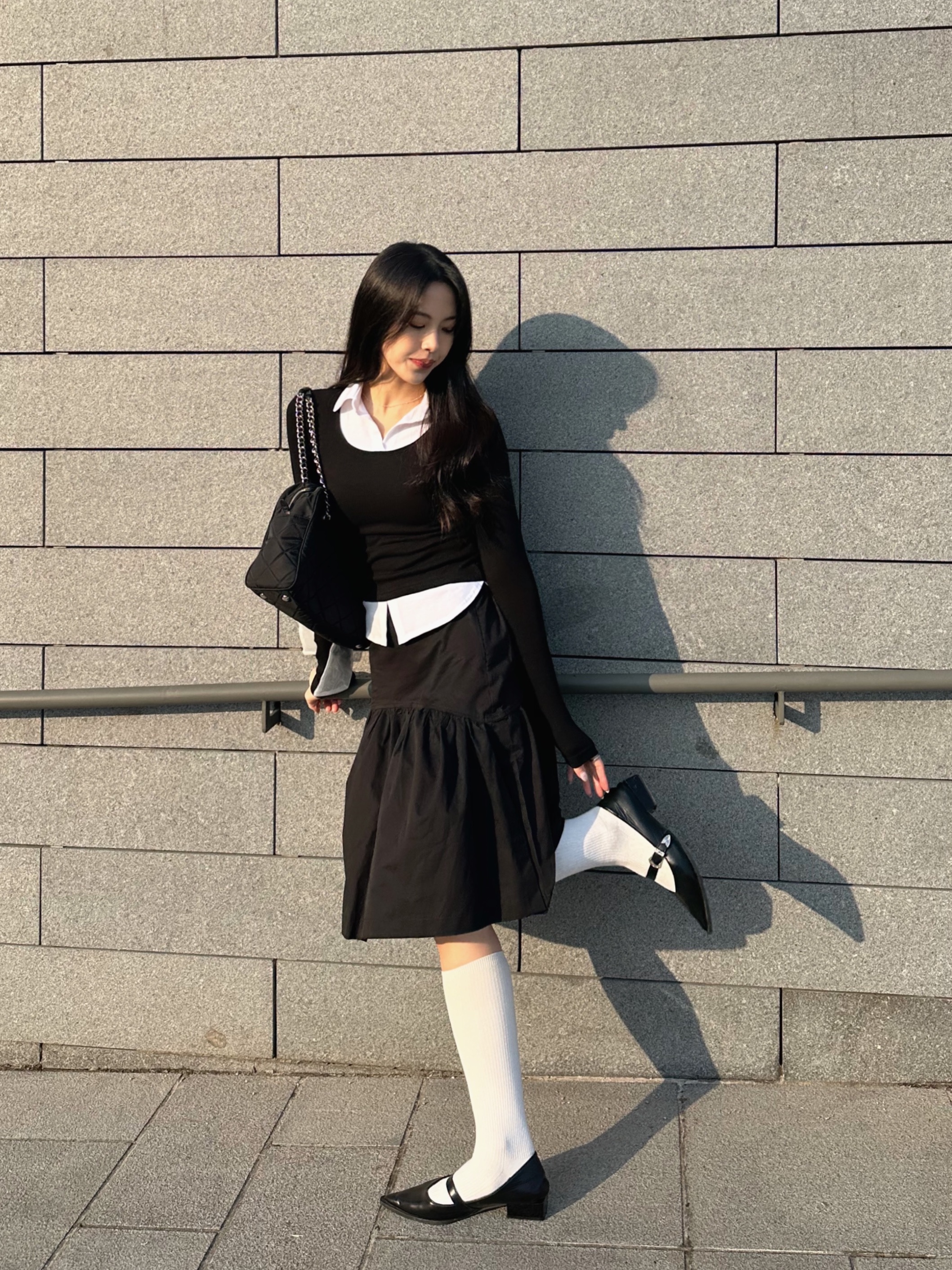 프라다 포코노 나일론 퀼팅 체인 숄더백 블랙 착용 스타일 - 1