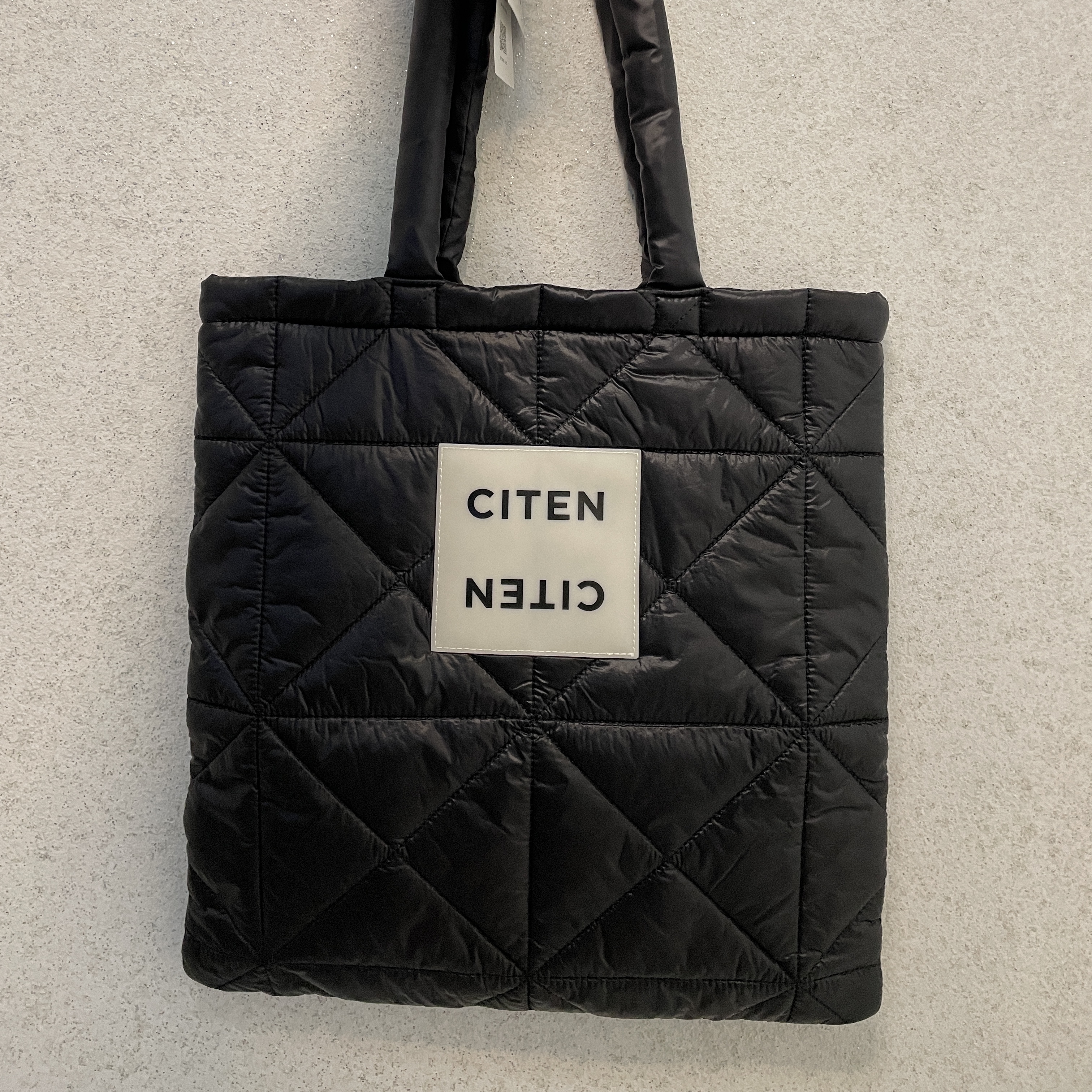Citen Padded Tote Bag Black 착용 스타일