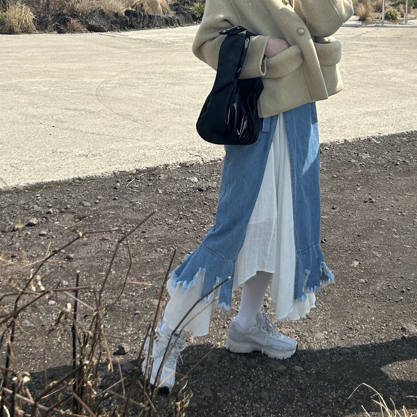 & Other Stories Satin Bow Bag Black, Play Comme des Garcons Black Heart Knit Cardigan Grey 착용 스타일 - 5