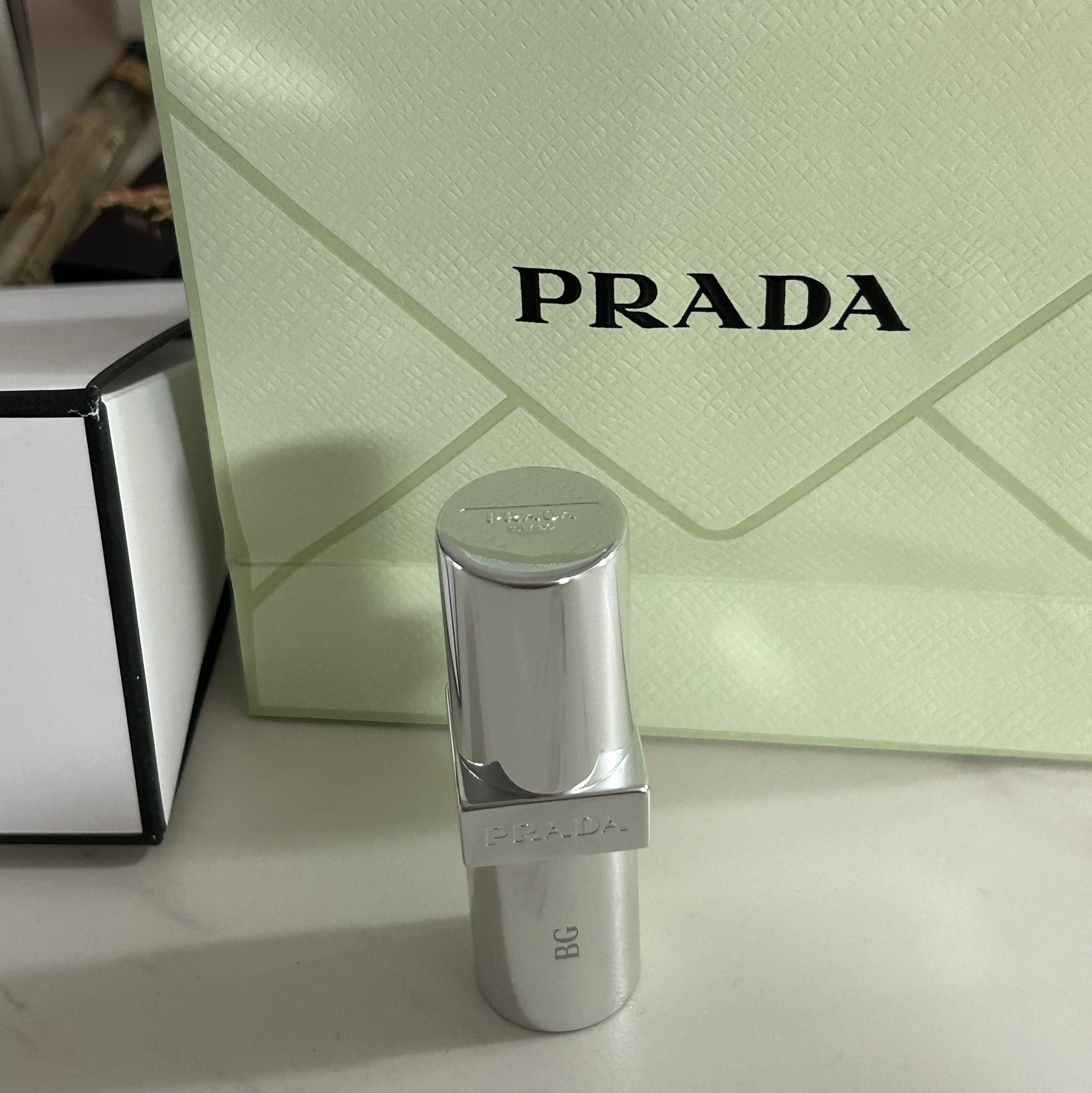 Prada Lip Balm U000 Universal 착용 스타일 - 5
