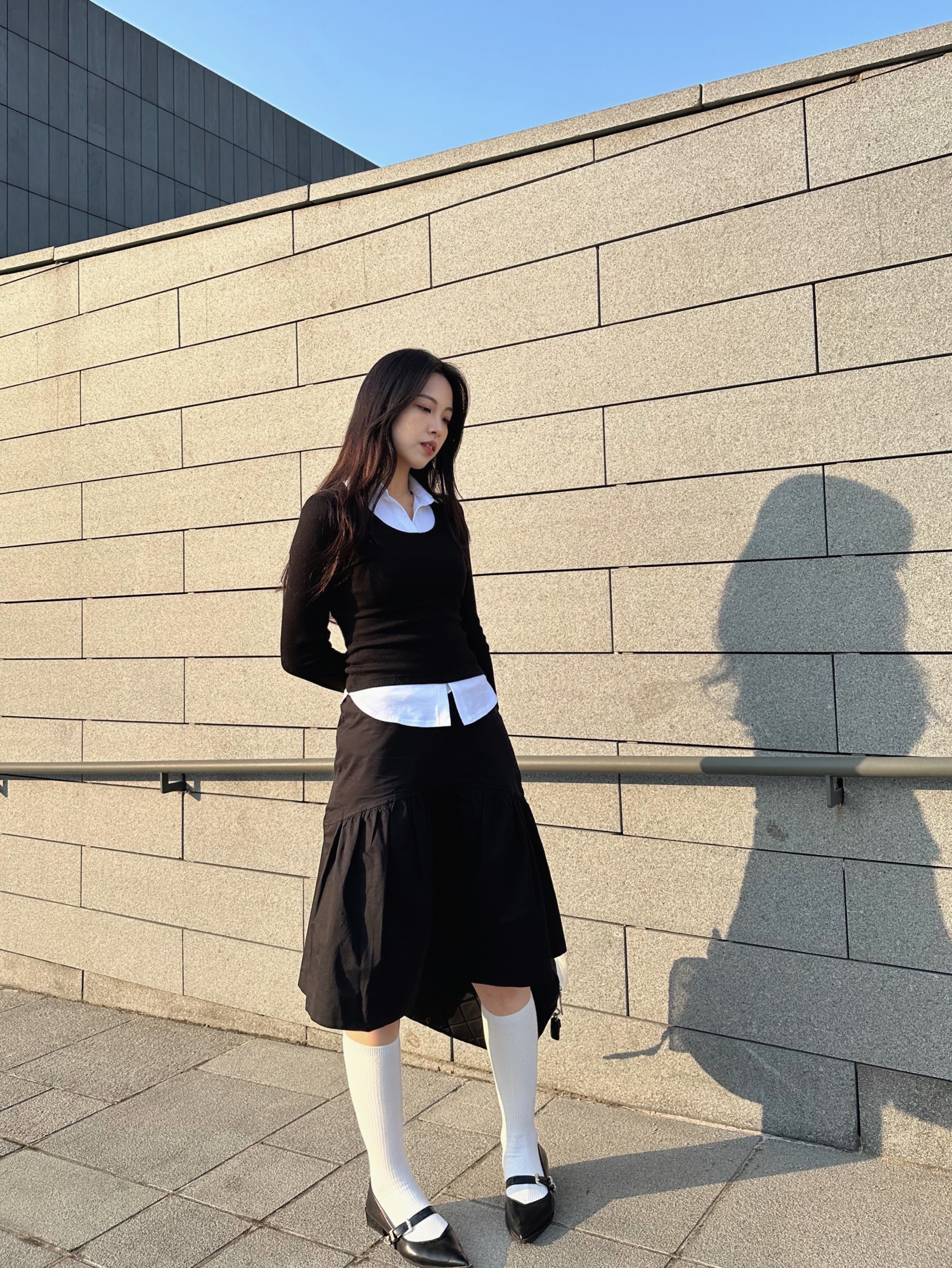 프라다 포코노 나일론 퀼팅 체인 숄더백 블랙 착용 스타일 - 3