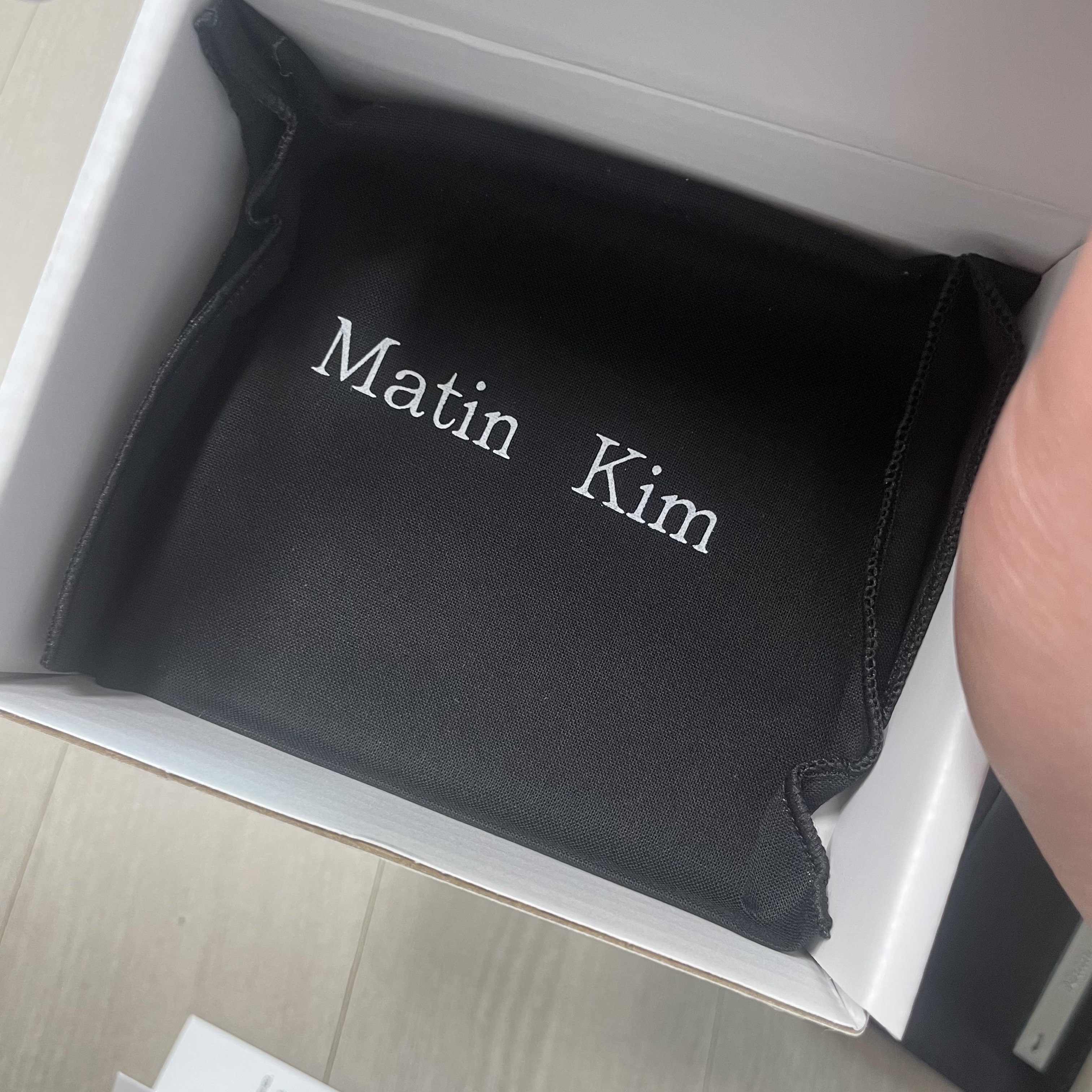 Matin Kim Vintage Card Wallet Black 착용 스타일 - 6