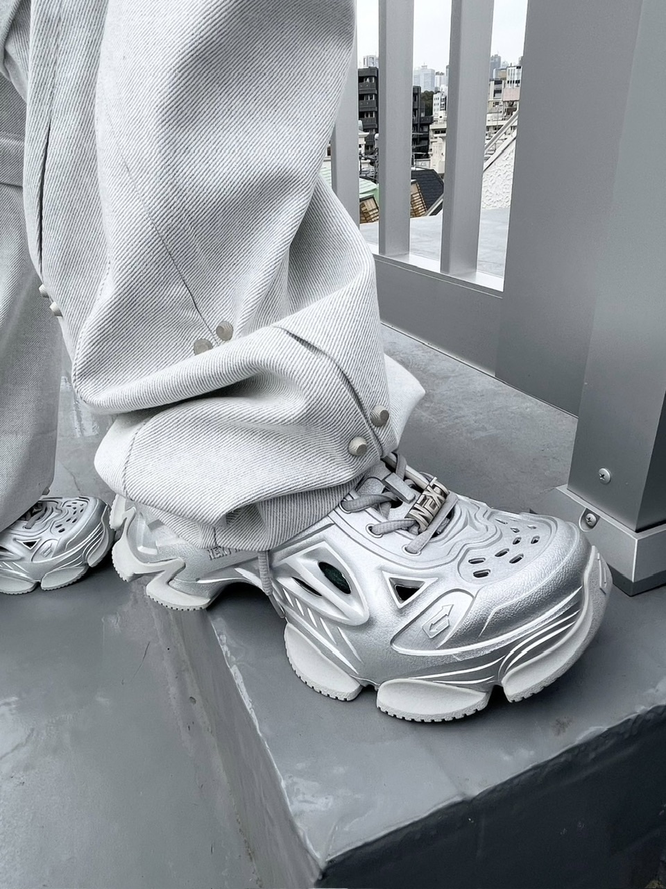 ERR BY ERRORIST Scar Detachable Cargo Denim Pants Ash 착용 스타일 - 3