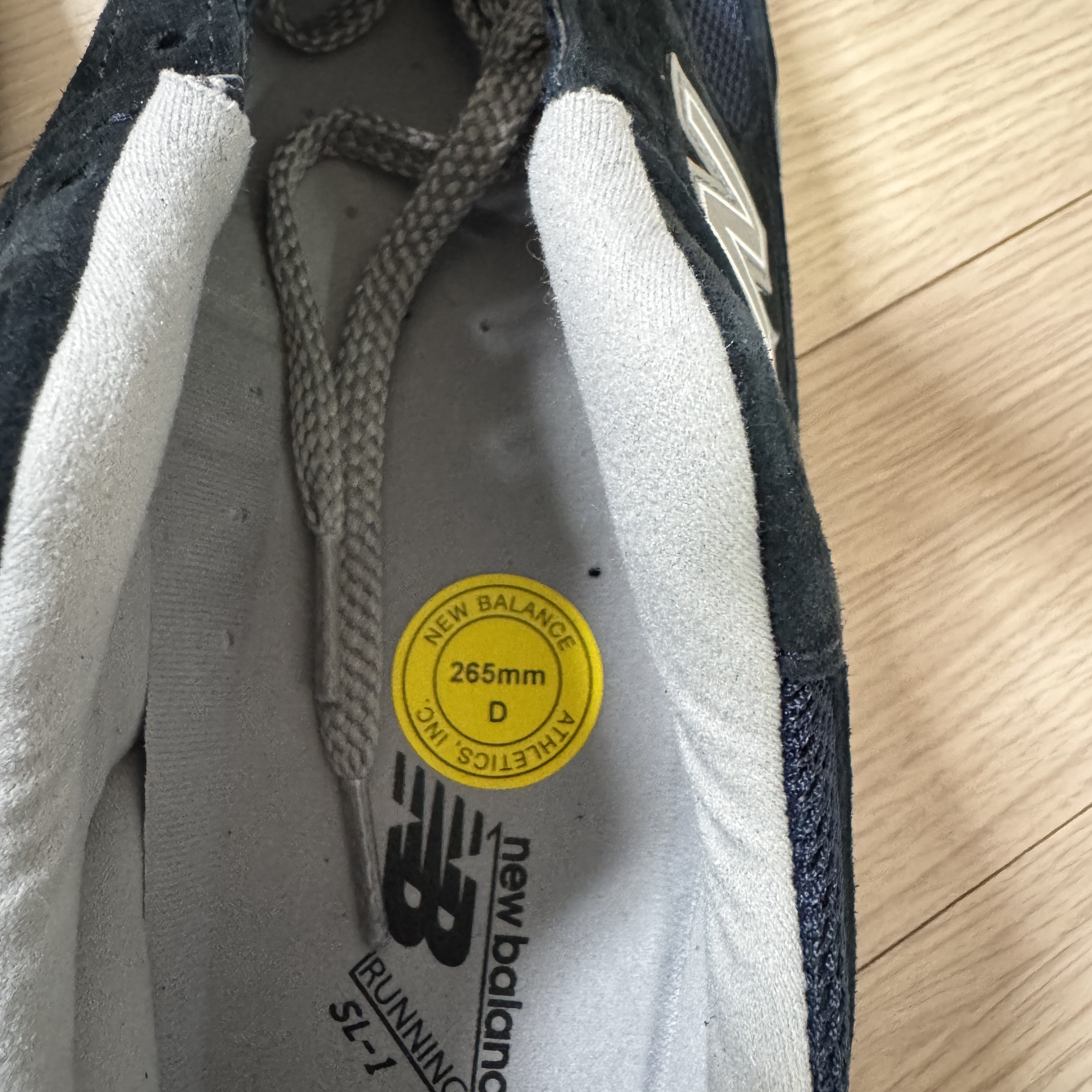 New Balance 991v2 Made in UK Dark Navy Smoked Pearl 착용 스타일 - 3