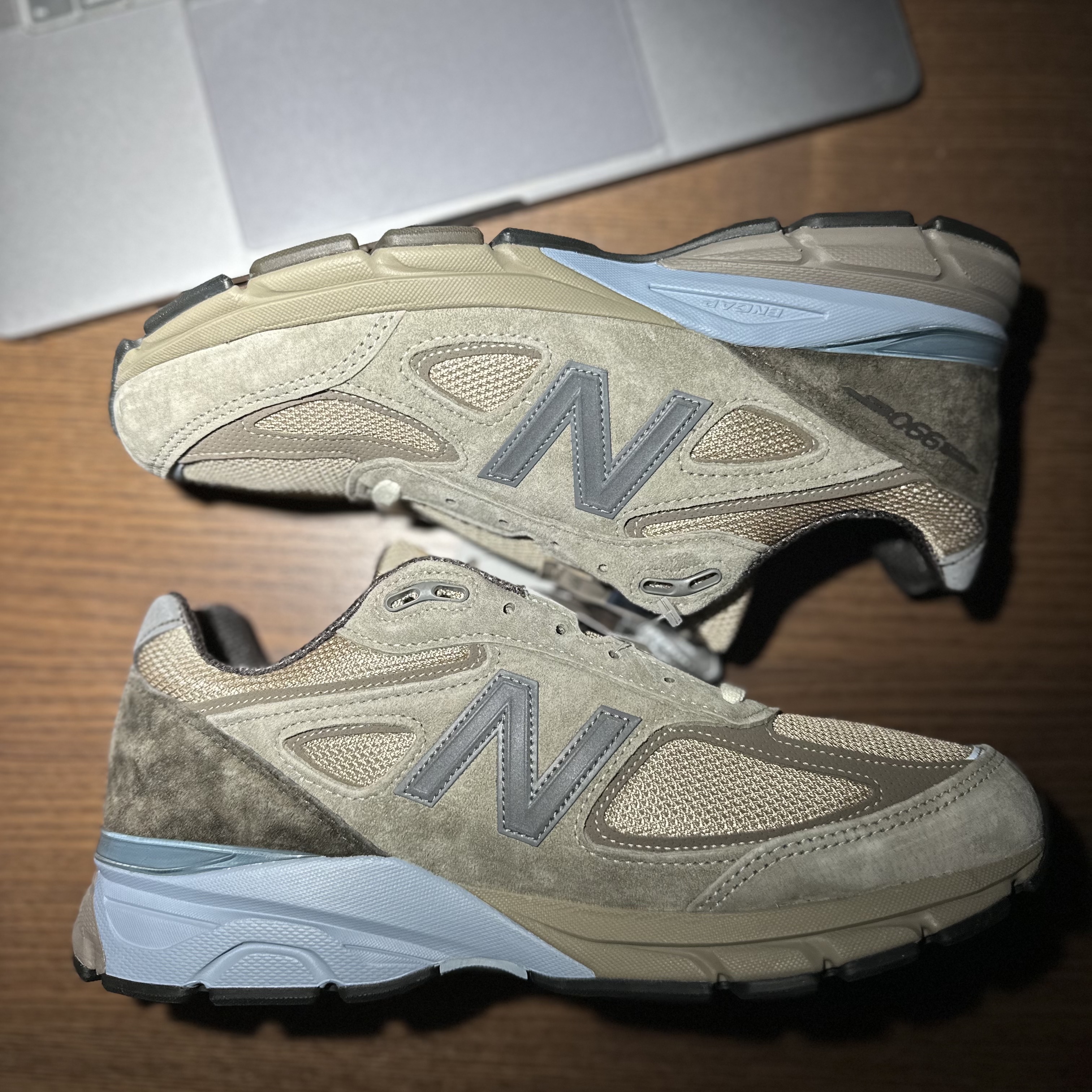 뉴발란스 x 오라리 990v4 메이드 인 USA 런던 포그 착용 스타일