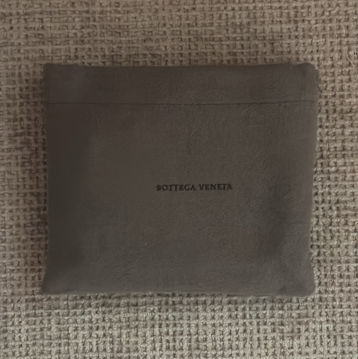 Bottega Veneta Bi-Fold Wallet Black 착용 스타일 - 1