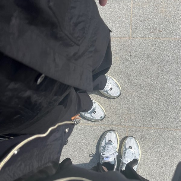 나이키 V2K 런 퓨어 플래티넘 라이트 아이언 오어 착용 스타일