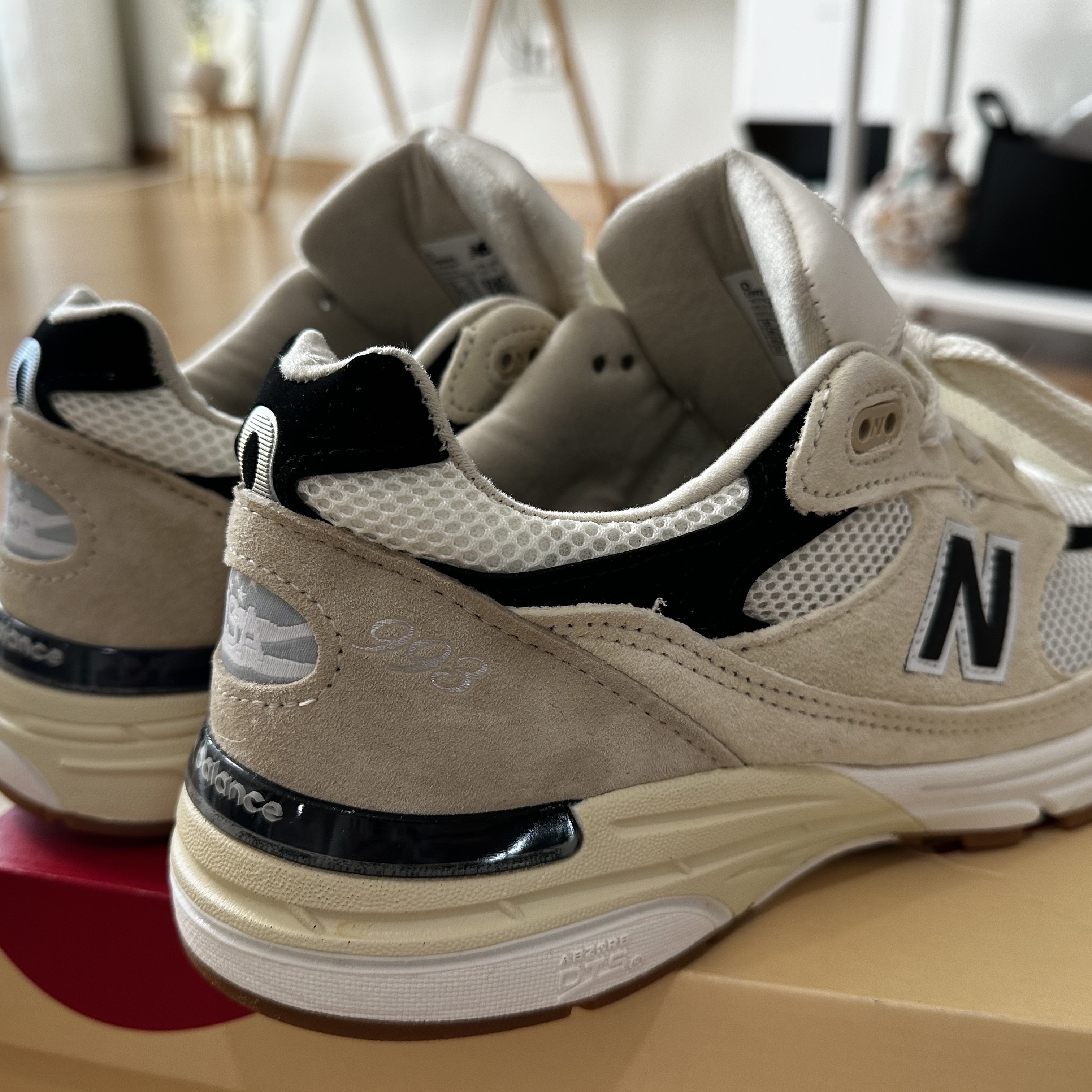 New Balance 993 Made in USA Sea Salt Black 착용 스타일 - 2