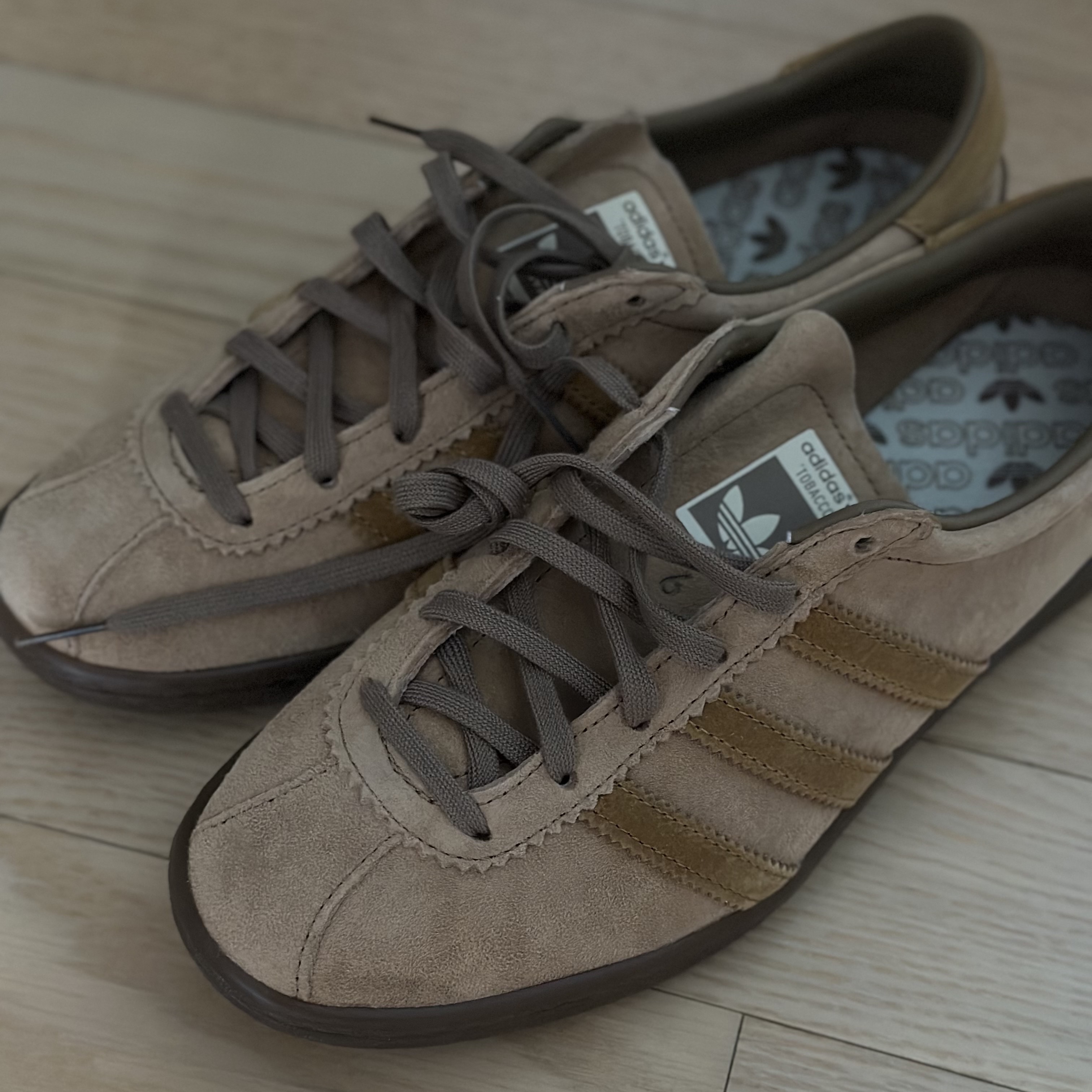 Adidas Tobacco Pantone Mesa 착용 스타일