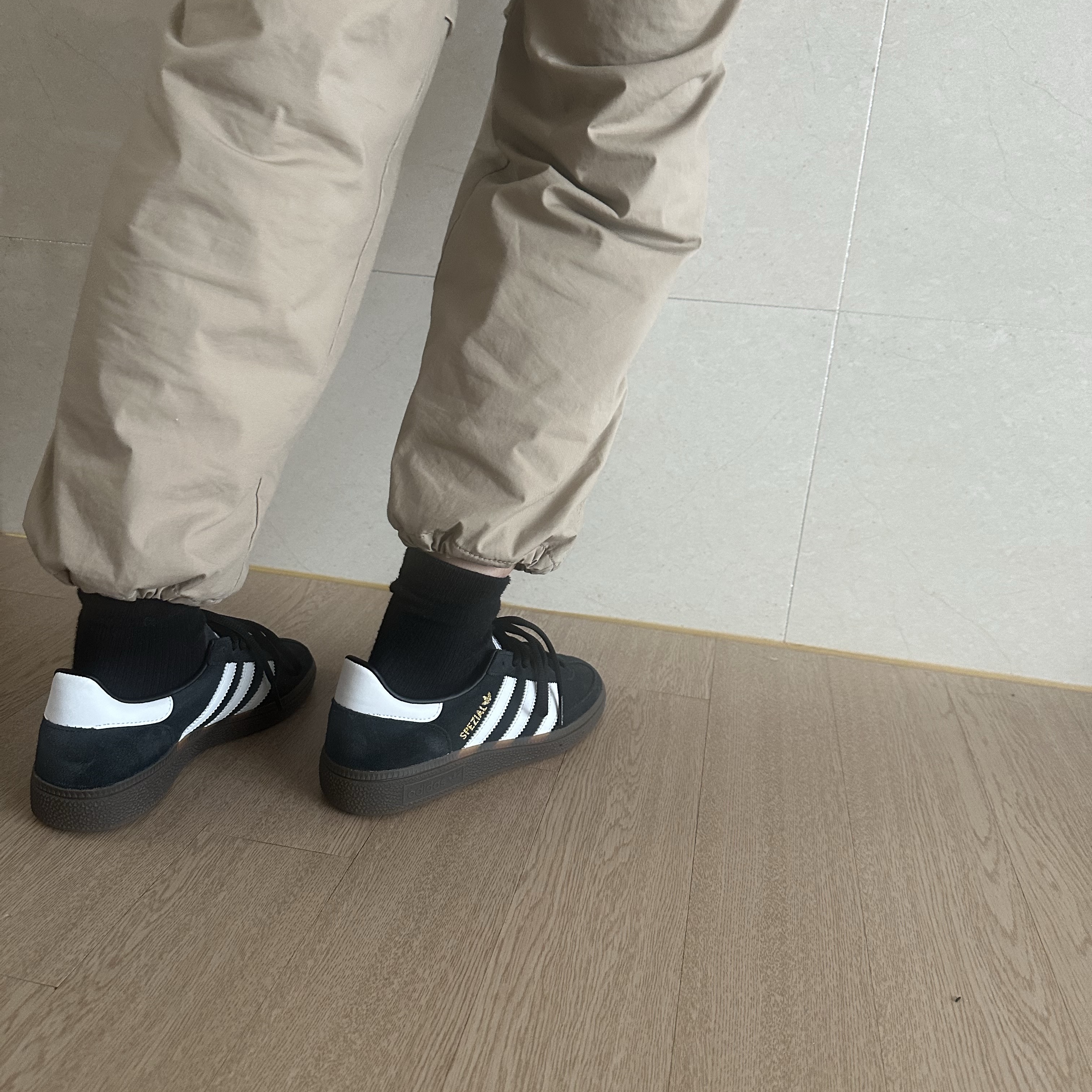 Adidas Spezial Handball Core Black 착용 스타일 - 3