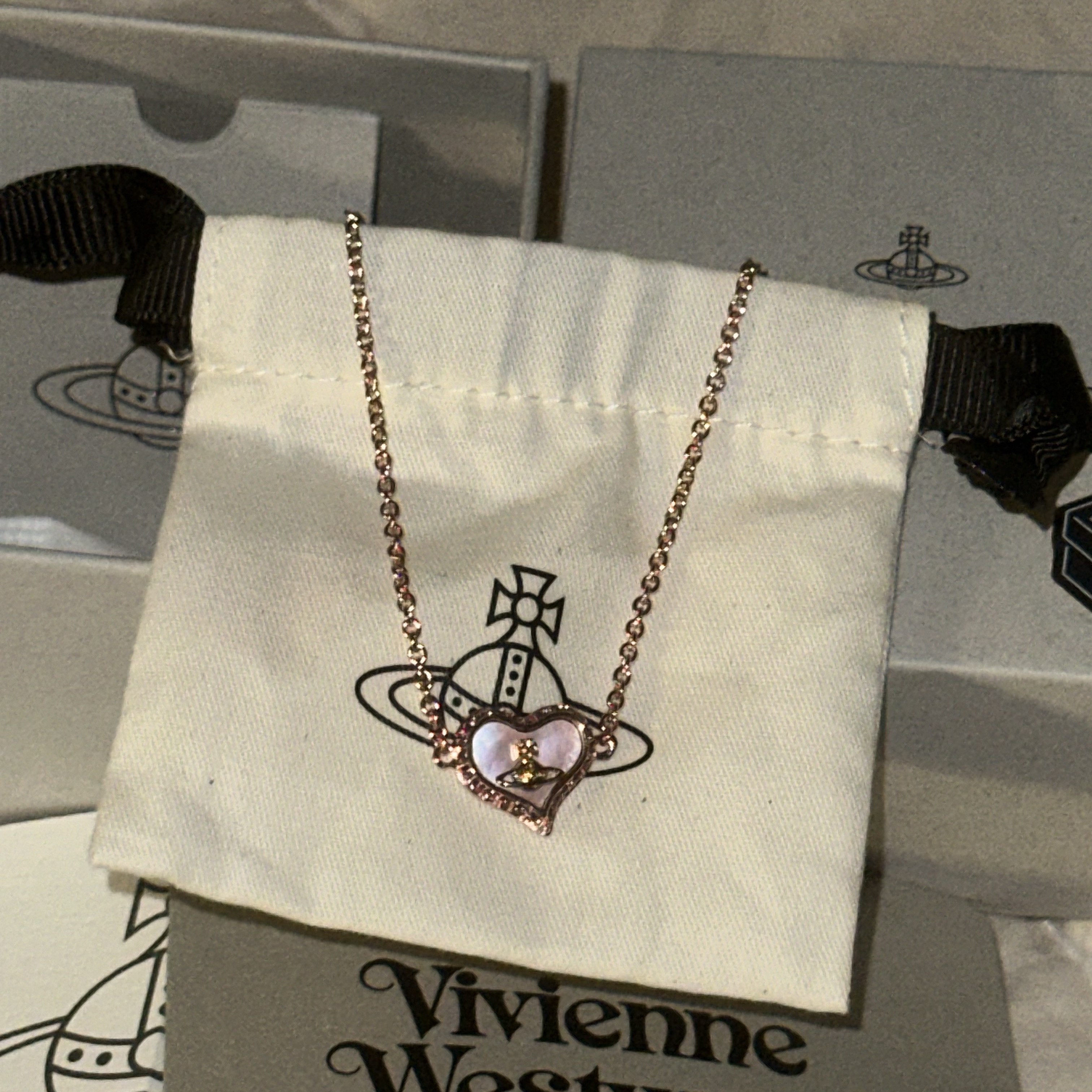 Vivienne Westwood Petra Necklace Pink Gold 착용 스타일