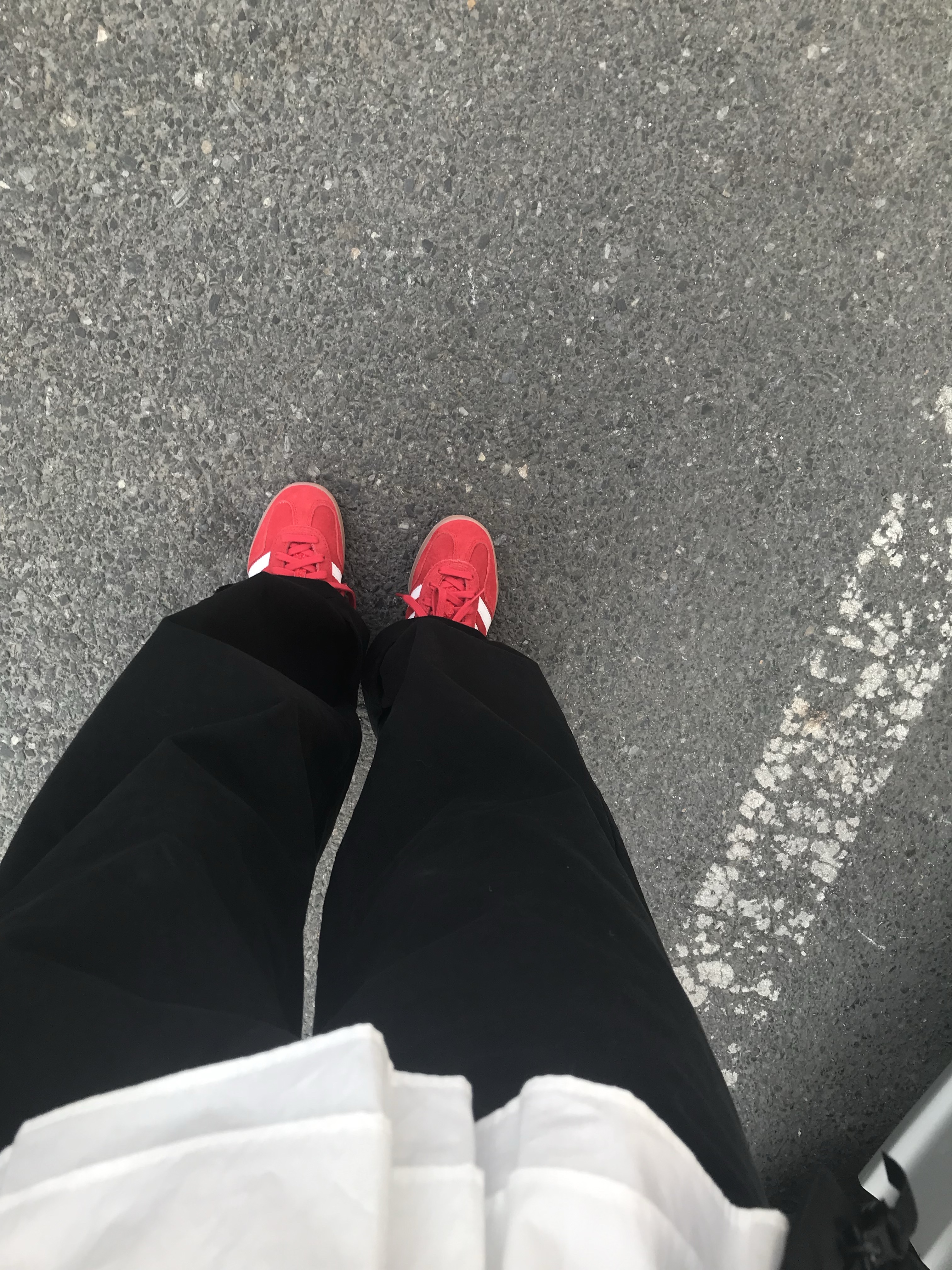 Adidas Gazelle Indoor Better Scarlet Cloud White, Matin Kim Madeleine Round Bag Black 착용 스타일 - 1