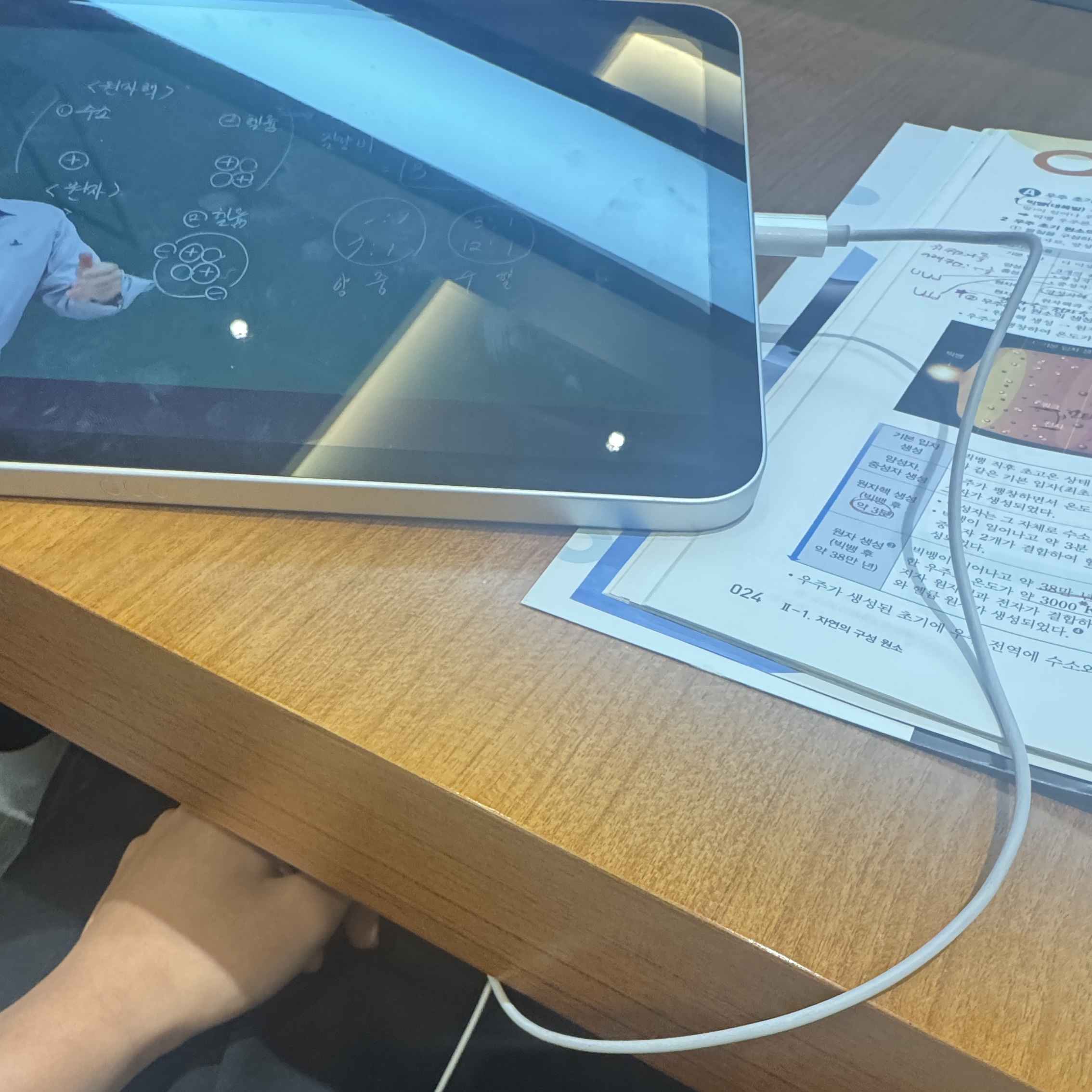 Apple iPad 10th Gen Wifi 64GB Silver (Korean Ver.) 착용 스타일 - 2