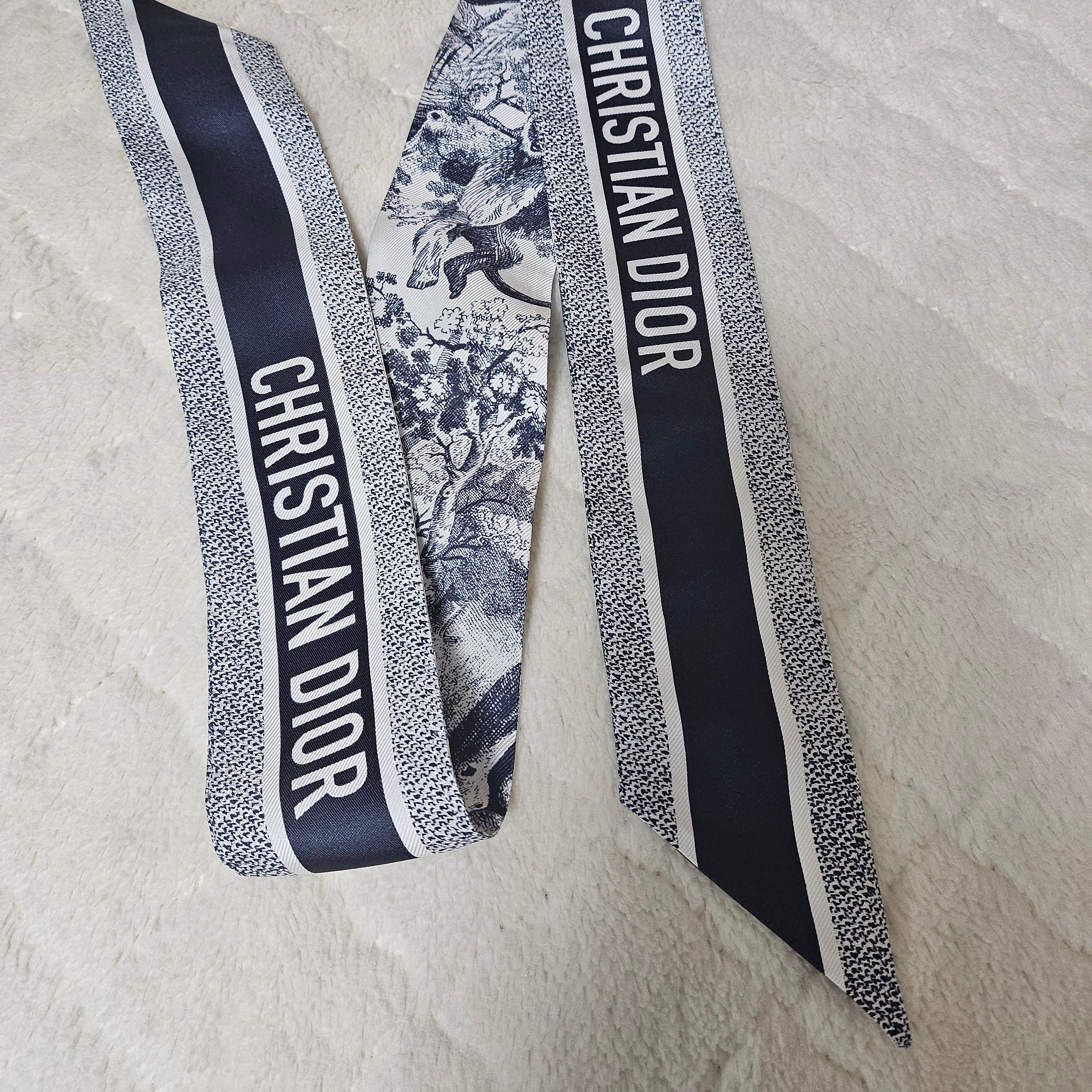 (W) Dior Toile de Jouy Sauvage Mitzah Scarf Silk Twill Ivory Navy Blue 착용 스타일