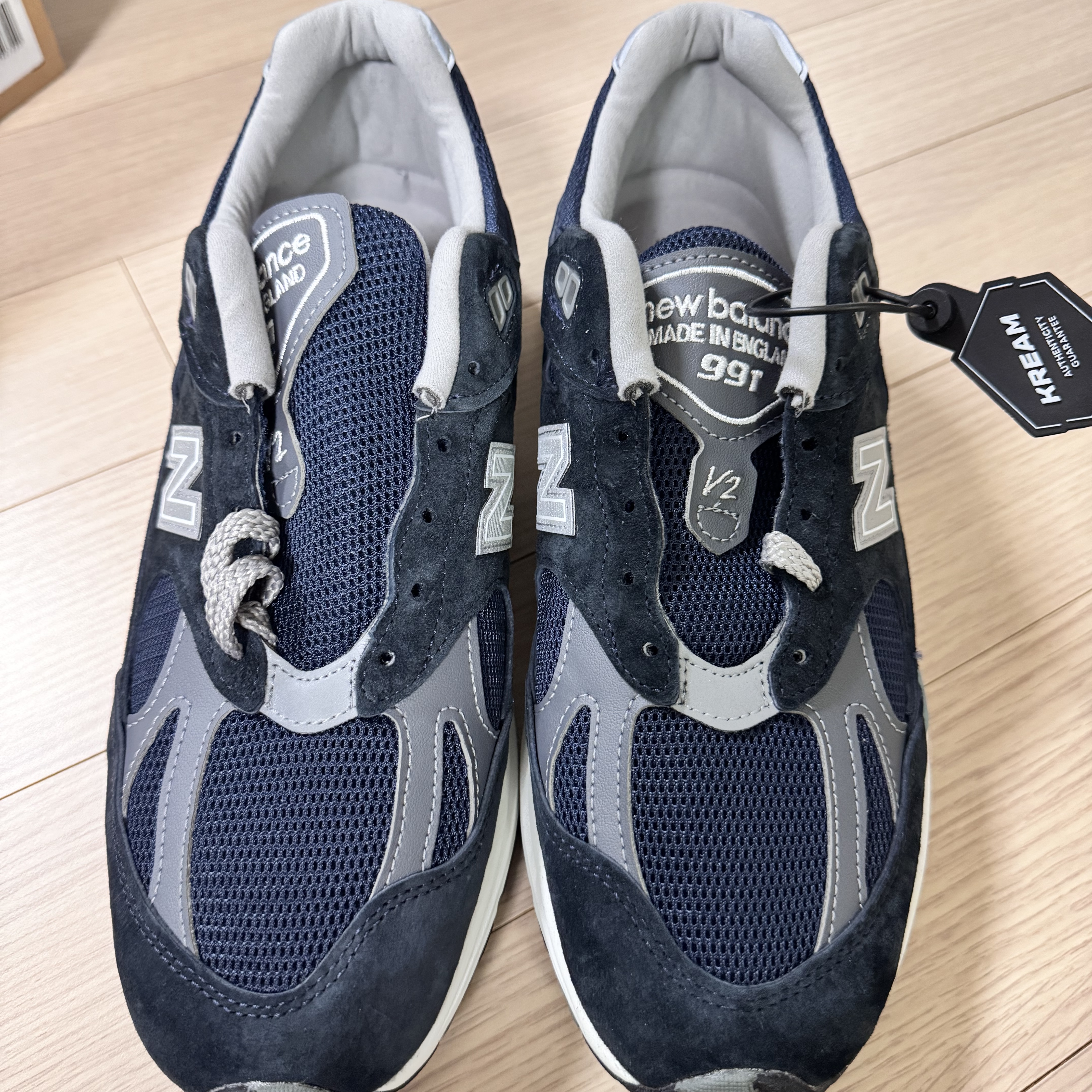 New Balance 991v2 Made in UK Dark Navy Smoked Pearl 착용 스타일 - 9