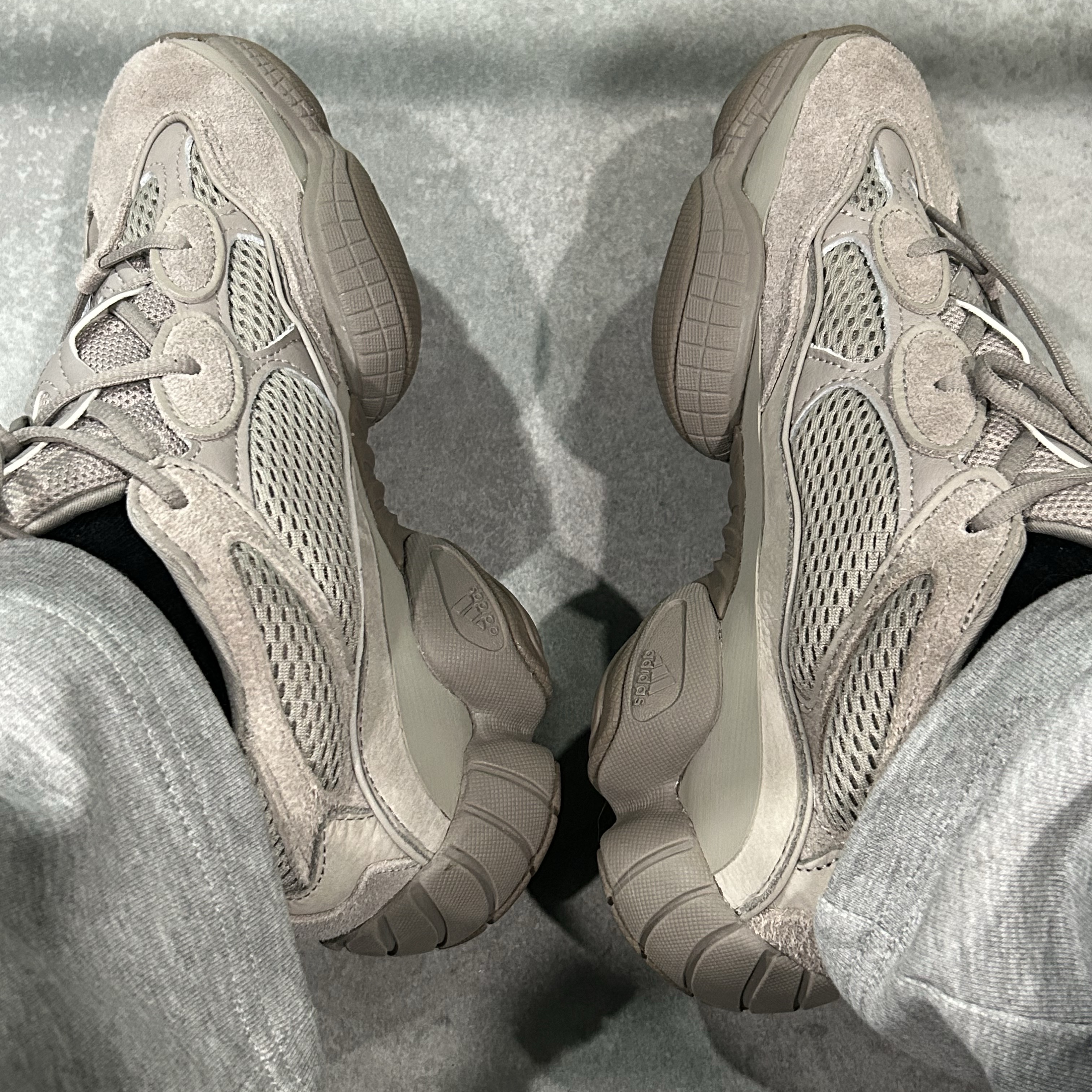 Adidas Yeezy 500 Ash Grey 착용 스타일