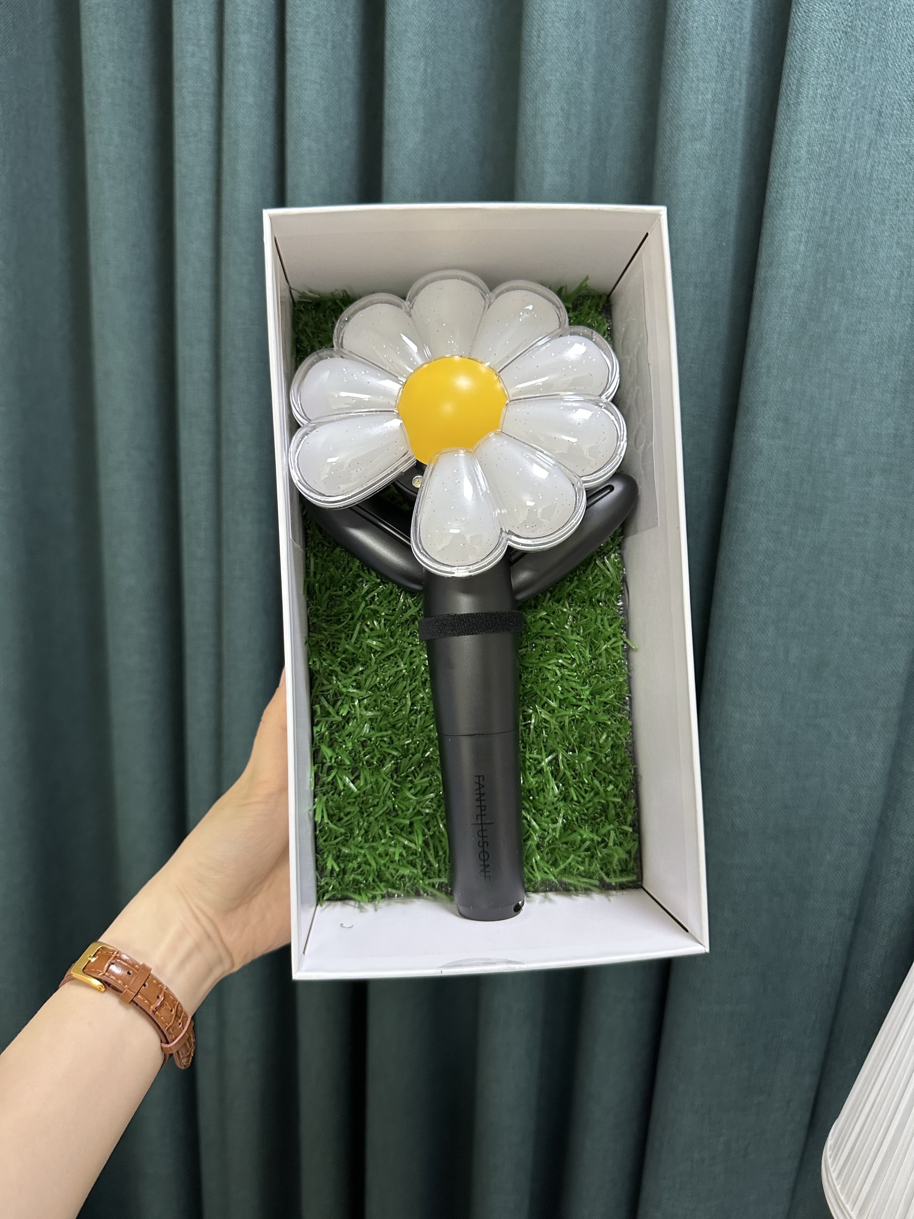 G-DRAGON Ubermensch Official Light Stick Cradle, G-DRAGON Ubermensch Official Light Stick 착용 스타일 - 6
