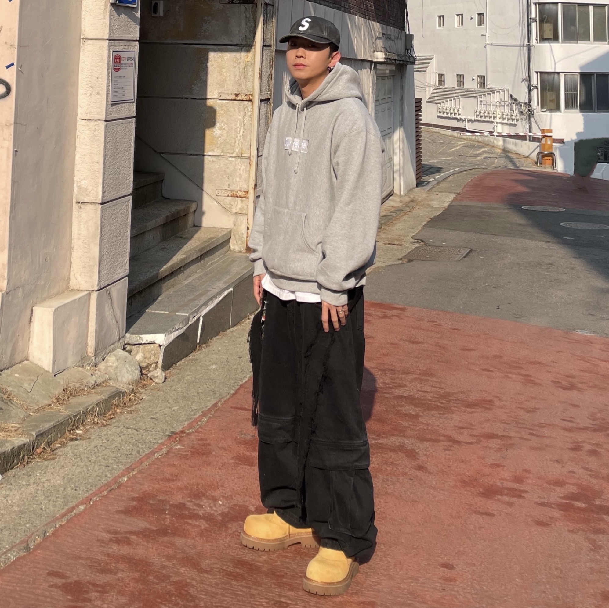 [KREAM 단독] 비엘알 x 포그 디바이디드 커브드 라인 더블 버클 팬츠 블랙 착용 스타일 - 2