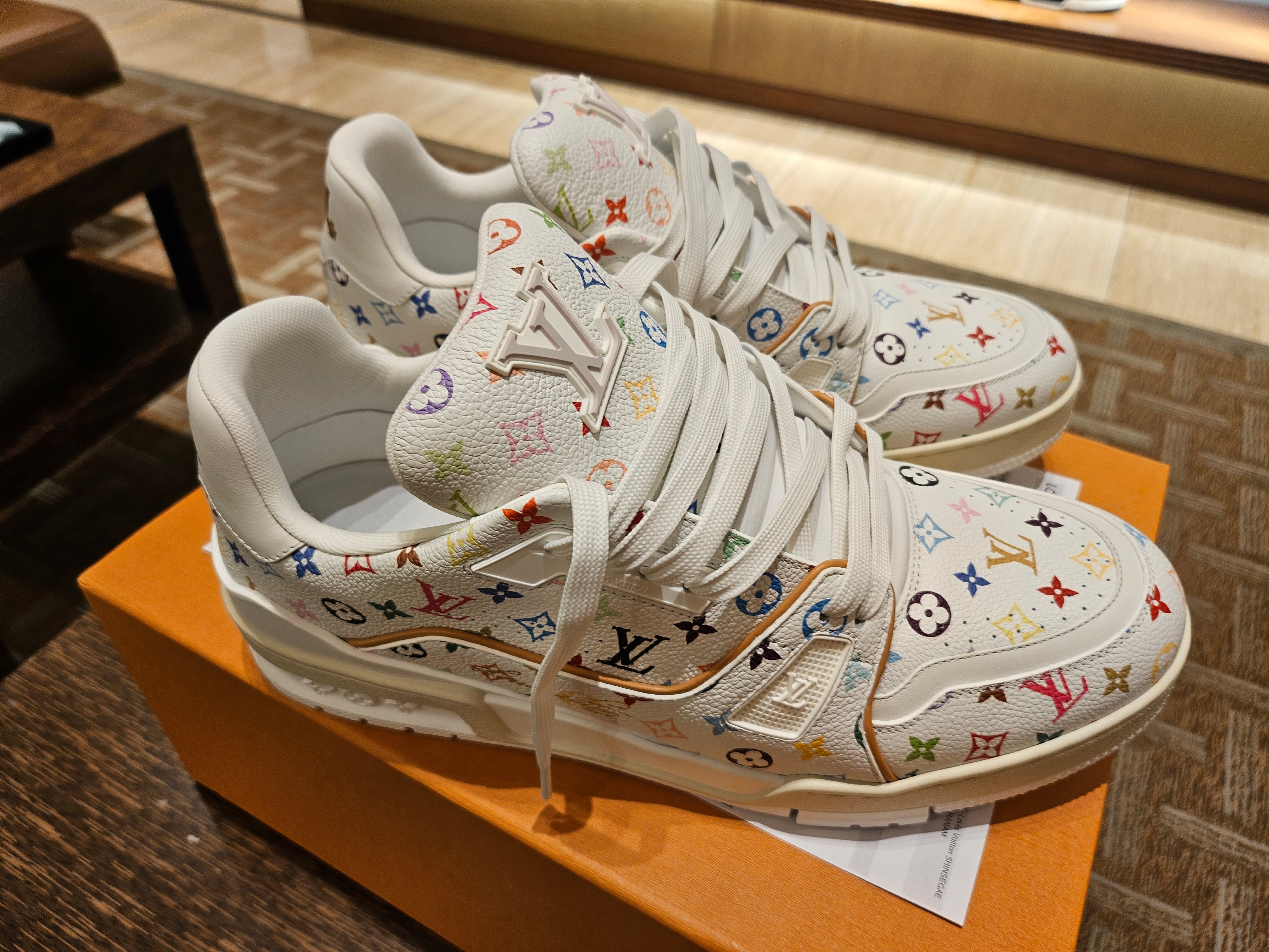 Louis Vuitton x Murakami Takashi LV Trainer Sneakers Multicolor White 착용 스타일 - 1