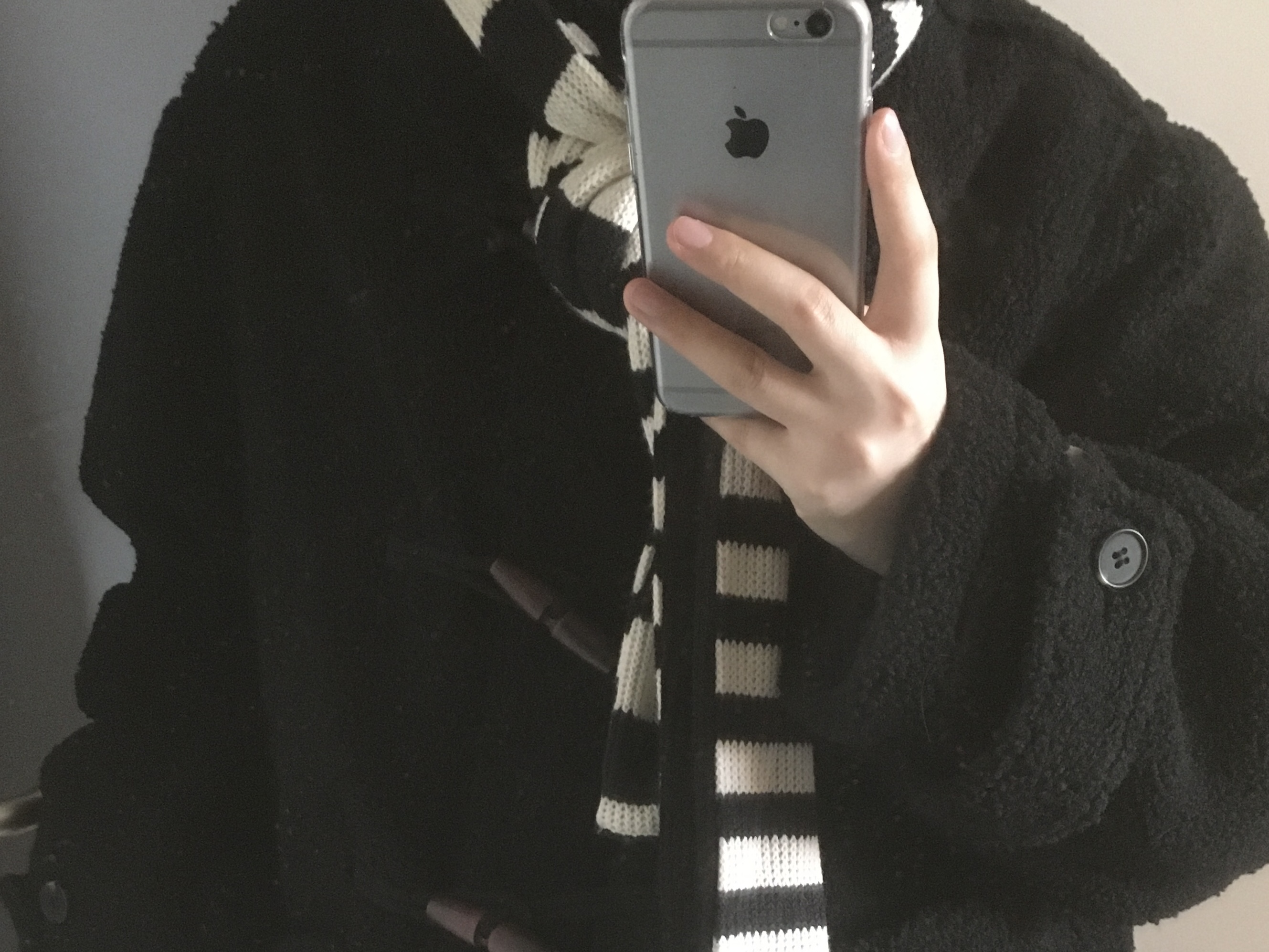 Karactor Striped Knit Muffler Black Ivory 착용 스타일 - 2