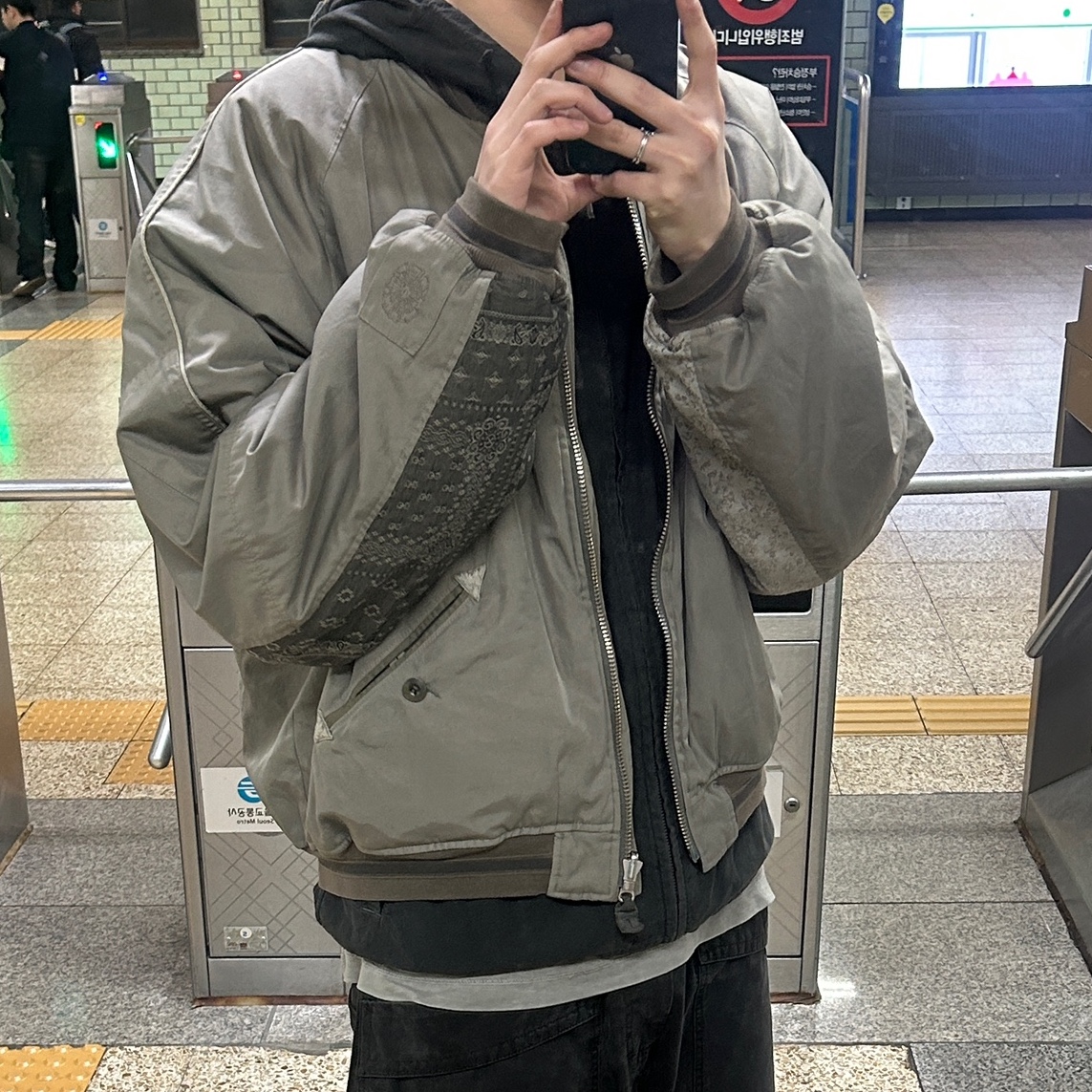 Polyteru Zip Hoodie Parka Charcoal, Polyteru 1011 Reversible Floral Souvenier Bomber Light Sage (Brown) 착용 스타일