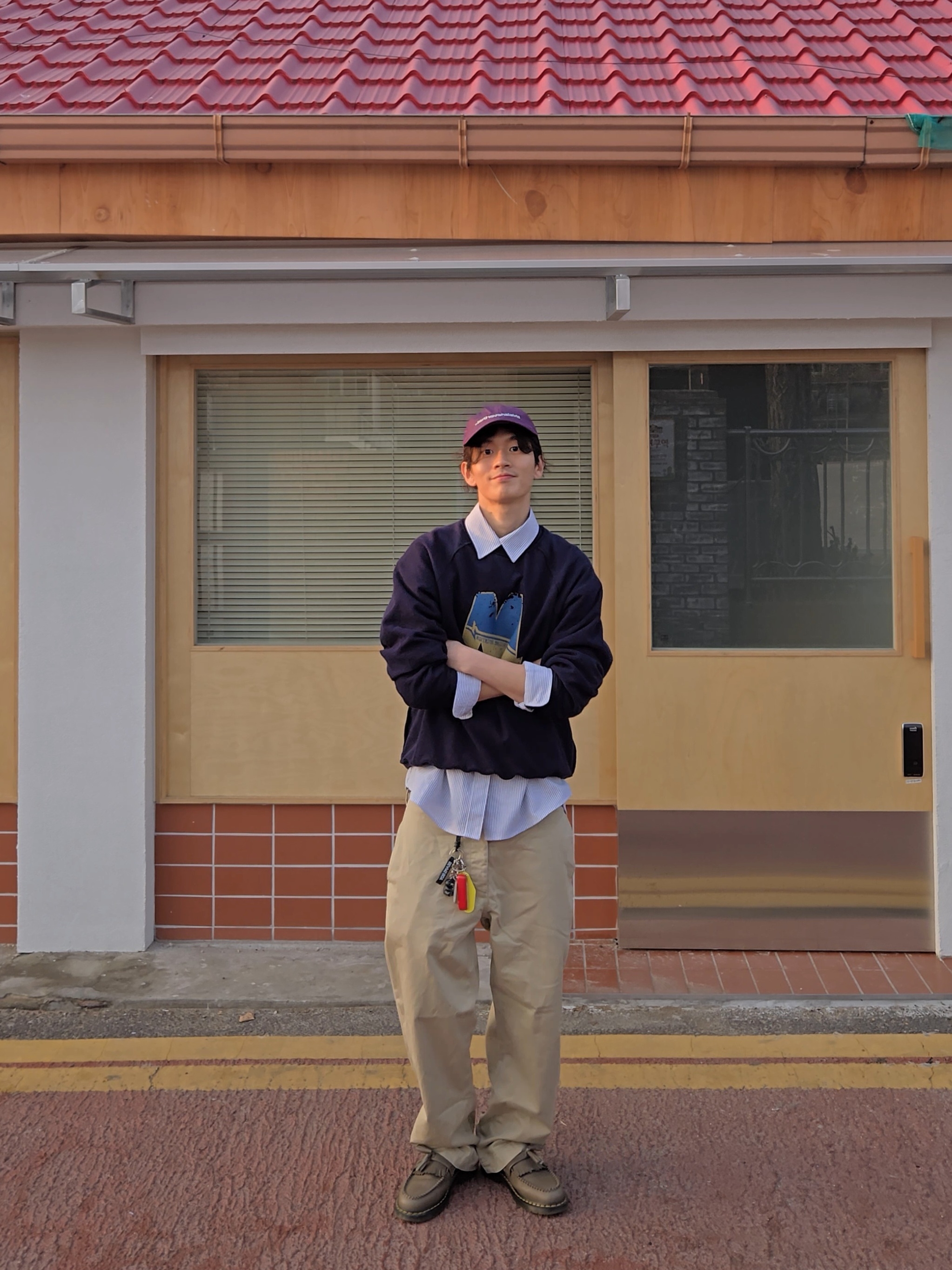 Supreme Chino Pants Khaki - 23FW, Supreme Floating Keychain Red - 23FW 착용 스타일