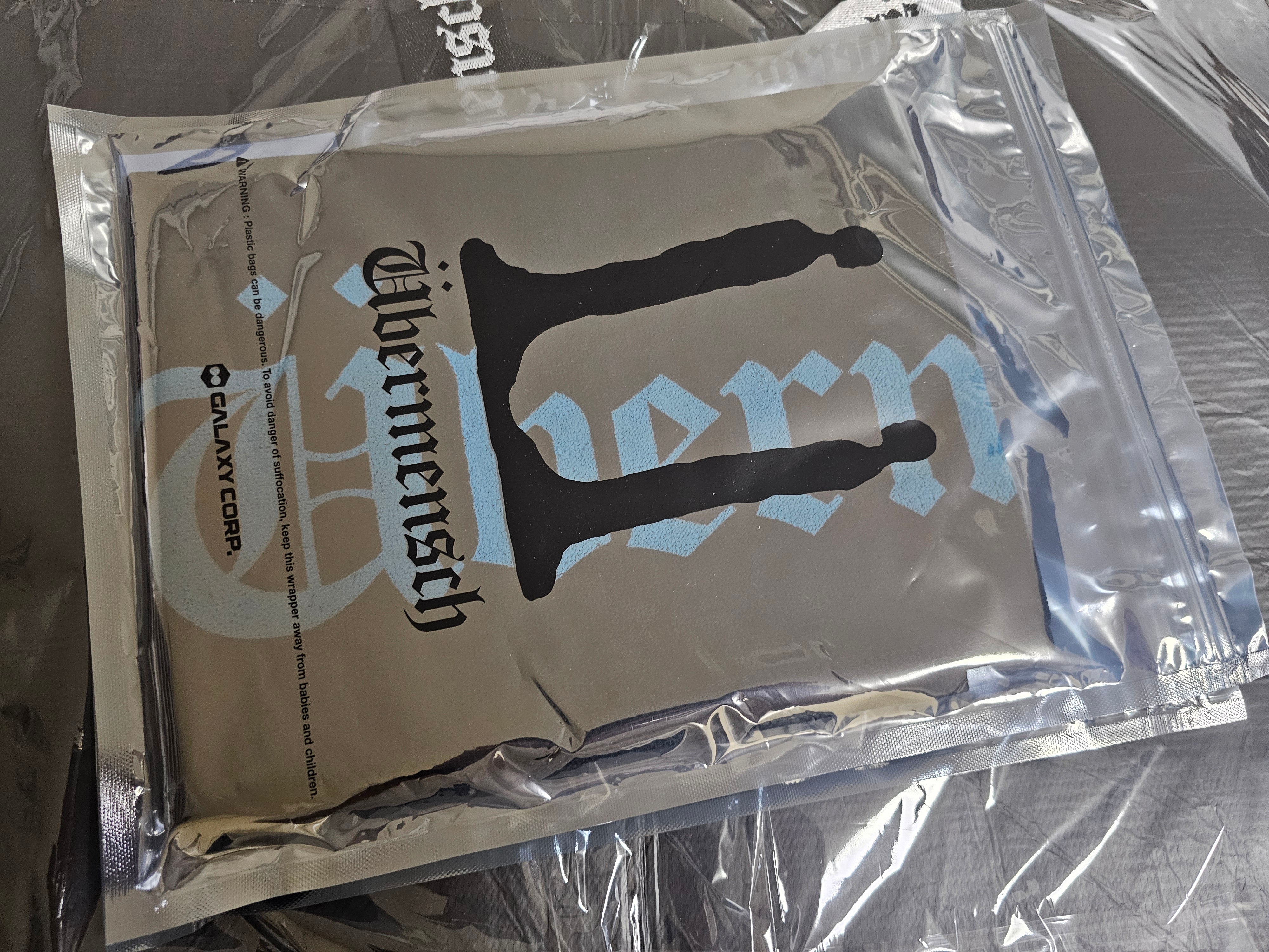 G-DRAGON Ubermensch Reusable Bag Black, G-DRAGON Ubermensch Slogan Towel Mint 착용 스타일 - 2