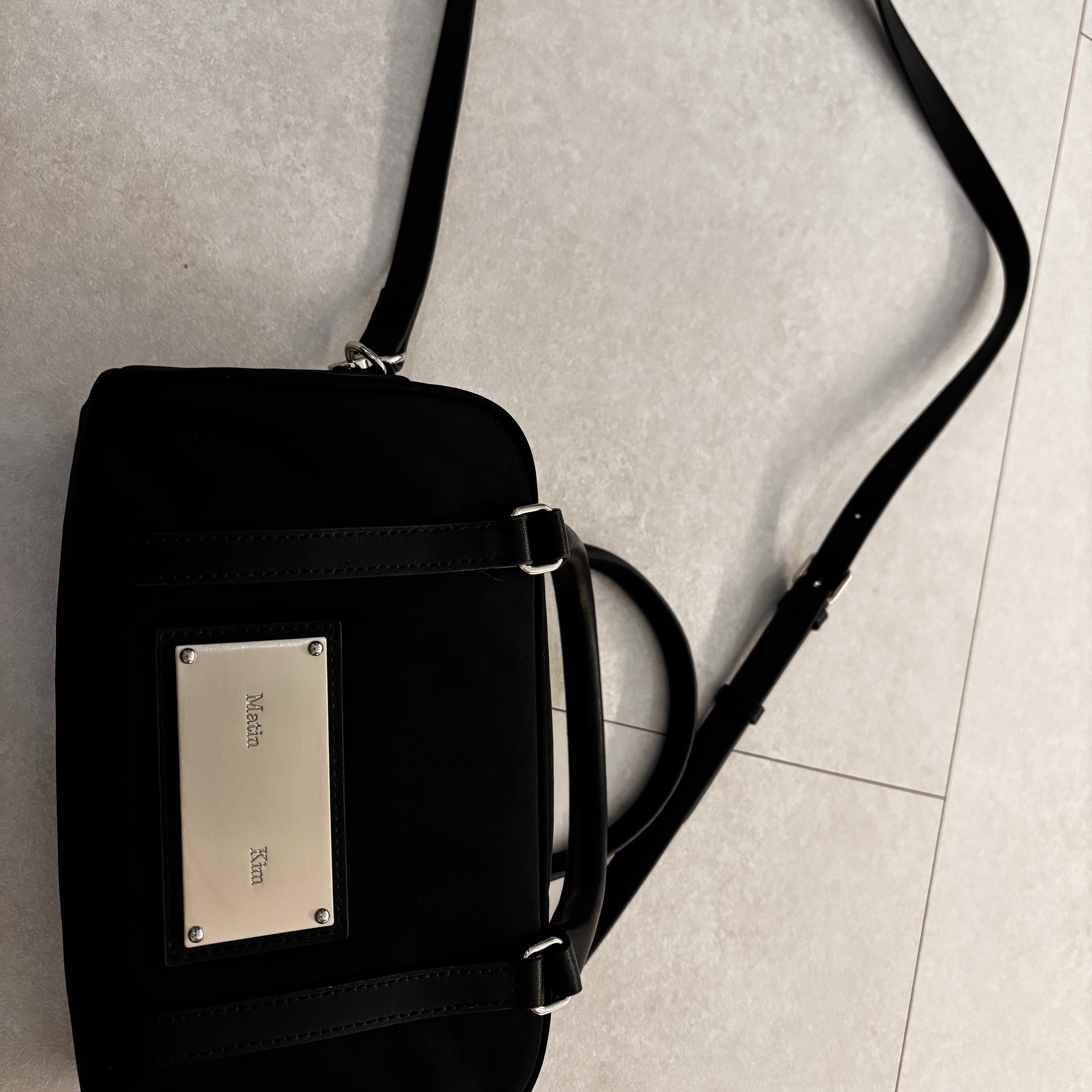 Matin Kim Baby Sporty Tote Bag Black 착용 스타일