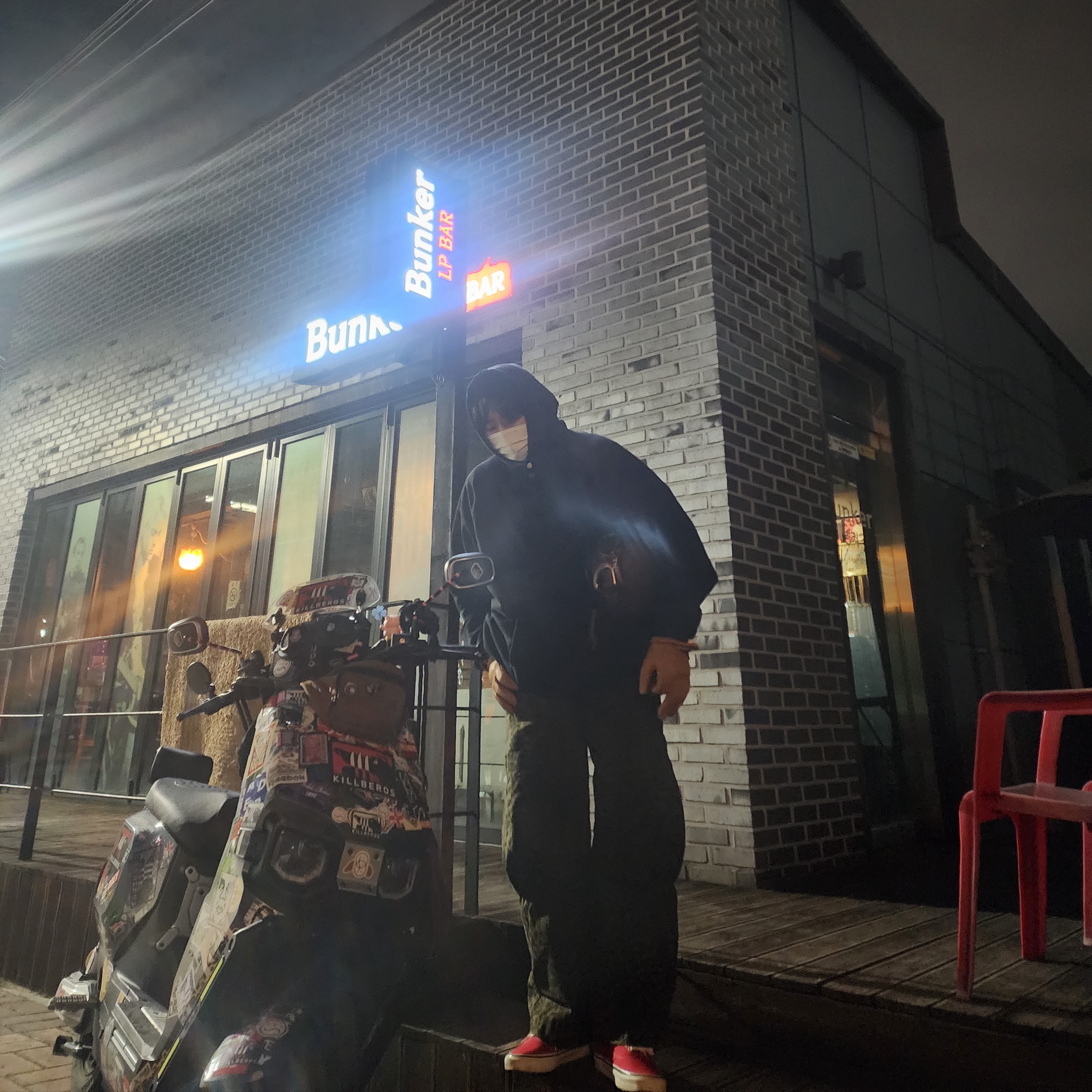 반스 어센틱 44 DX 애너하임 팩토리 레이싱 레드, 카락터 럼핑 카고 팬츠 레오파드 카키 착용 스타일 - 2
