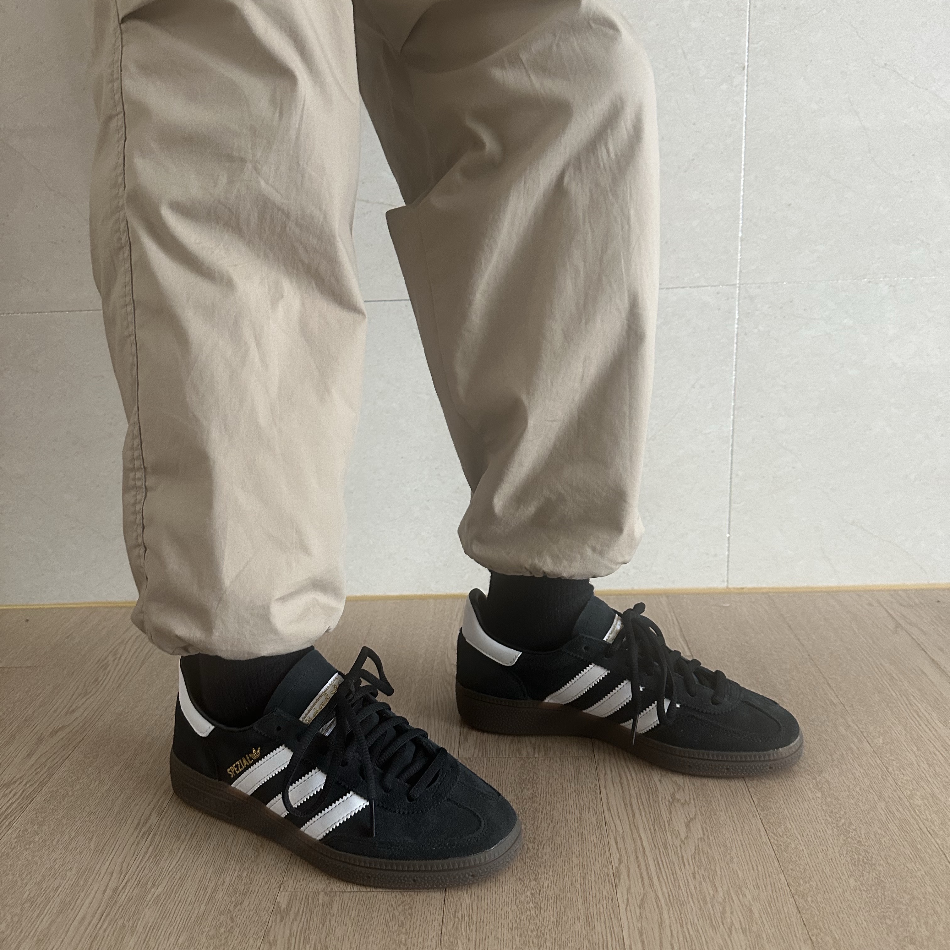 Adidas Spezial Handball Core Black 착용 스타일 - 1
