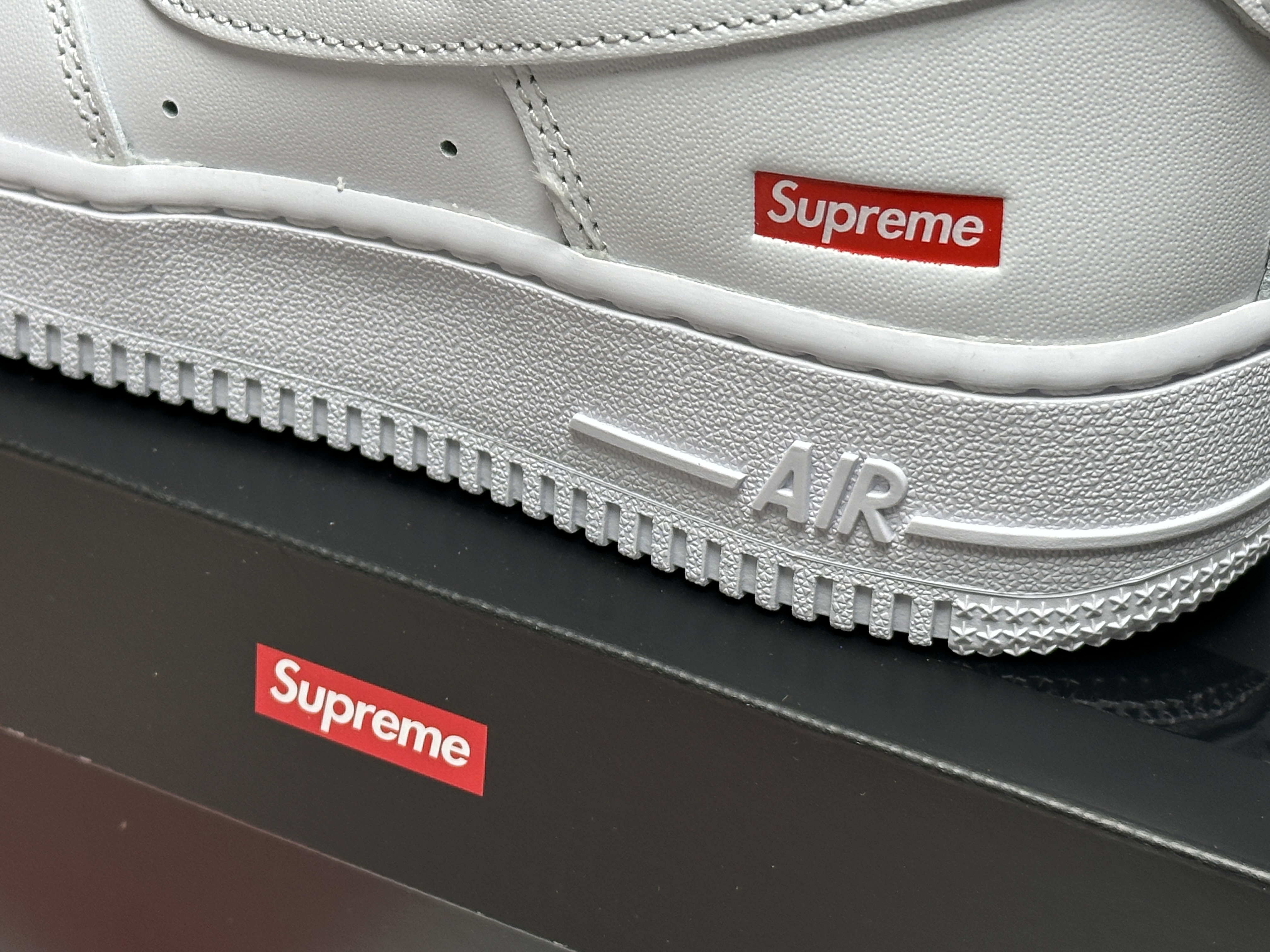 Nike x Supreme Air Force 1 Low White, Nike x Supreme Air Force 1 Low Black 착용 스타일 - 2